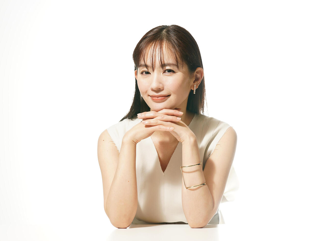 21年5月、本紙インタビューで魅力的な表情でカメラを見つめる中村ゆりさん