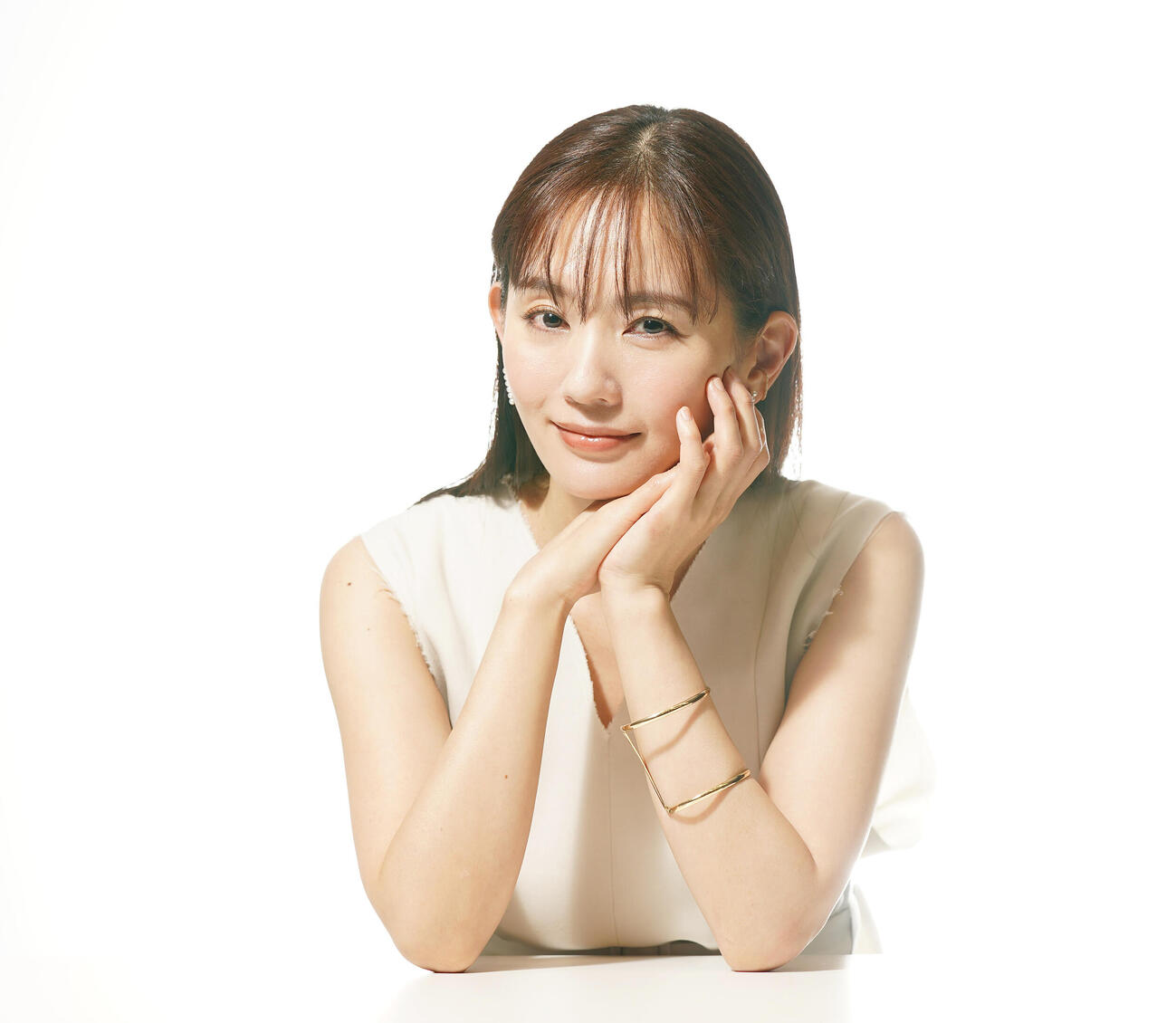 21年5月、本紙インタビューで魅力的な表情でカメラを見つめる中村ゆりさん