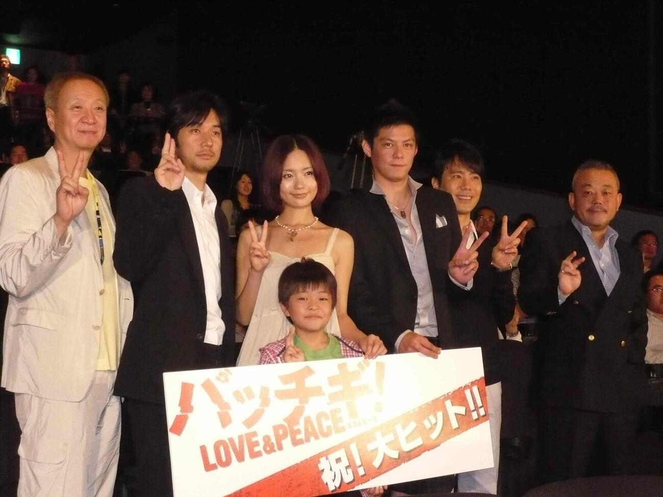 07年、映画「パッチギ！LOVE＆PEACE」舞台あいさつに臨む、左から加藤和彦、西島秀俊、中村ゆりさん、井坂俊哉、藤井隆、井筒和幸監督