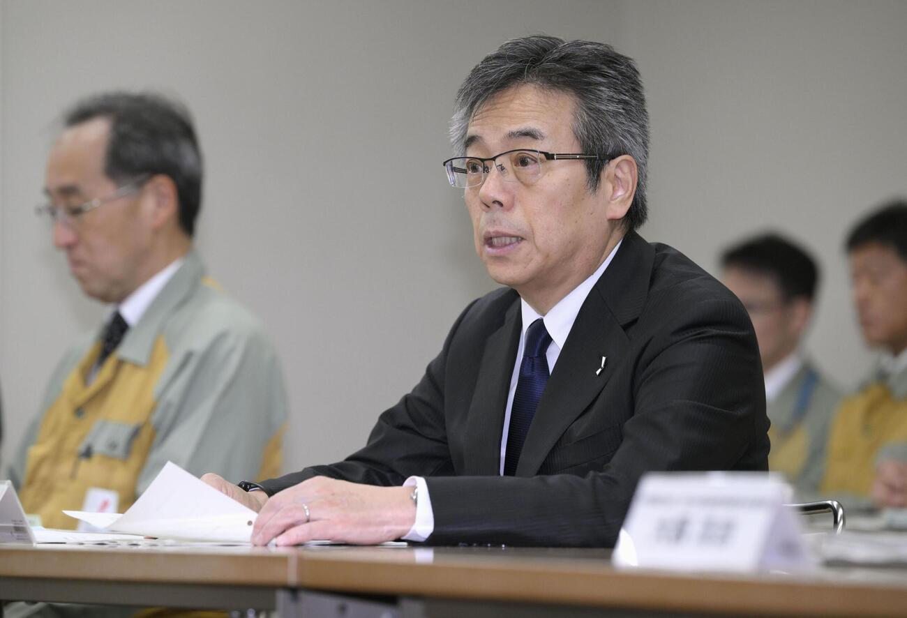 静岡県御前崎市役所を訪れ、浜岡原発の耐震データ不正問題の報告書について説明する中部電力の林欣吾社長（共同）