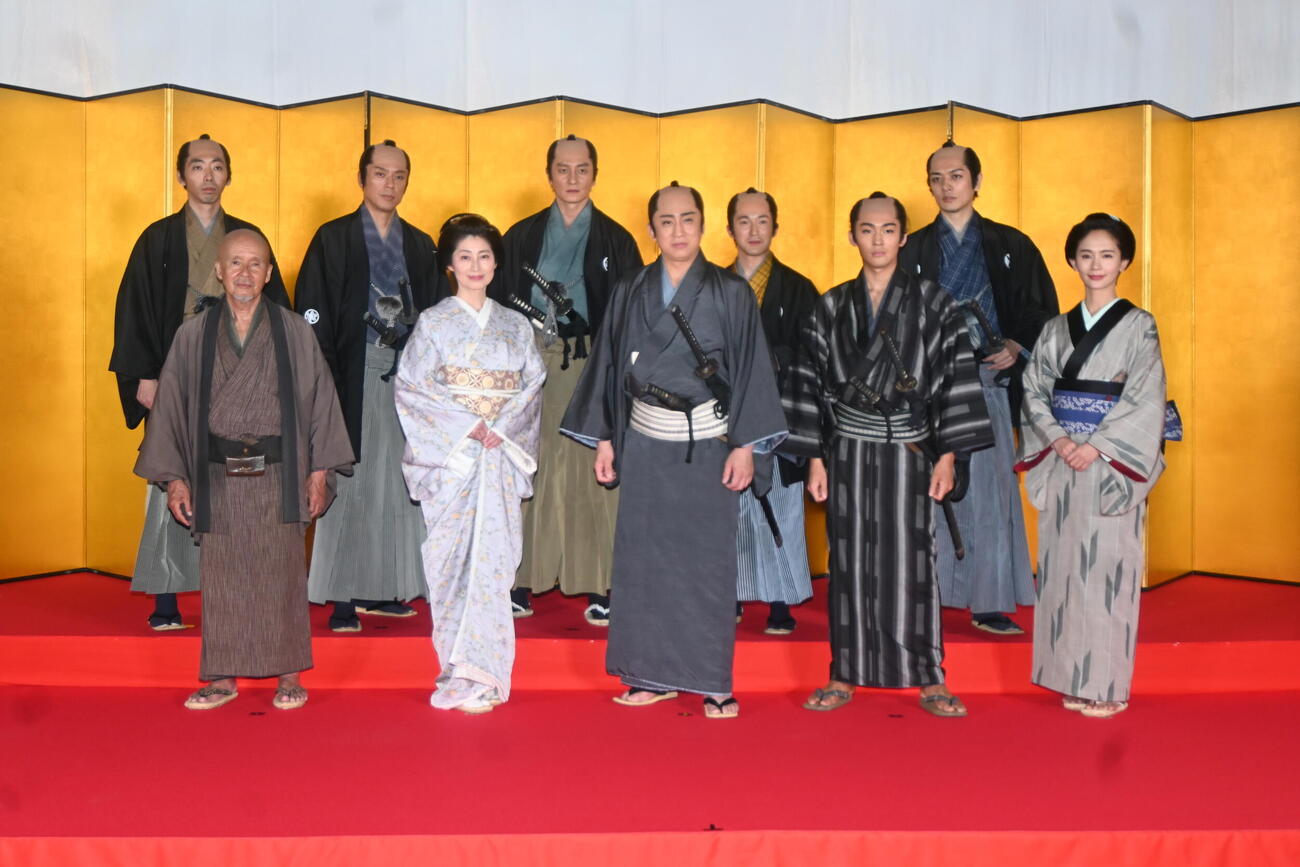 2023年、「鬼平犯科帳」の出演者と記念撮影した中村ゆりさん（密偵のおまさ、前列右）、後列左から柄本時生（小野十蔵）、山田純大（酒井祐助）、本宮泰風（佐嶋忠介）、浅利陽介（木村忠吾）、久保田悠来（沢田小平次）、前列左から火野正平さん（相模の彦十）、仙道敦子（妻久栄）、松本幸四郎（長谷川平蔵）、市川染五郎（長谷川銕三郎）