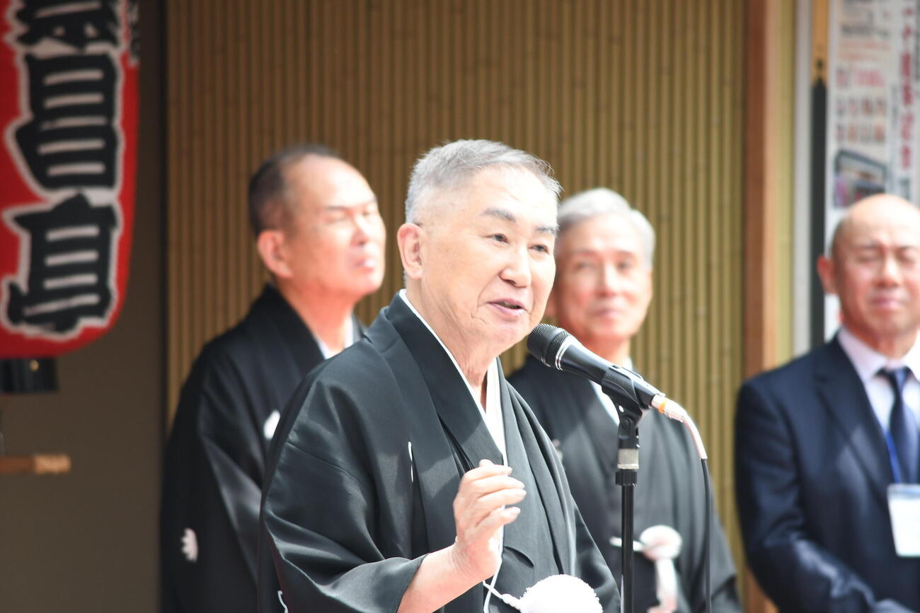 天満天神繁昌亭開場20周年記念鏡開きであいさつする桂文枝（撮影・阪口孝志）