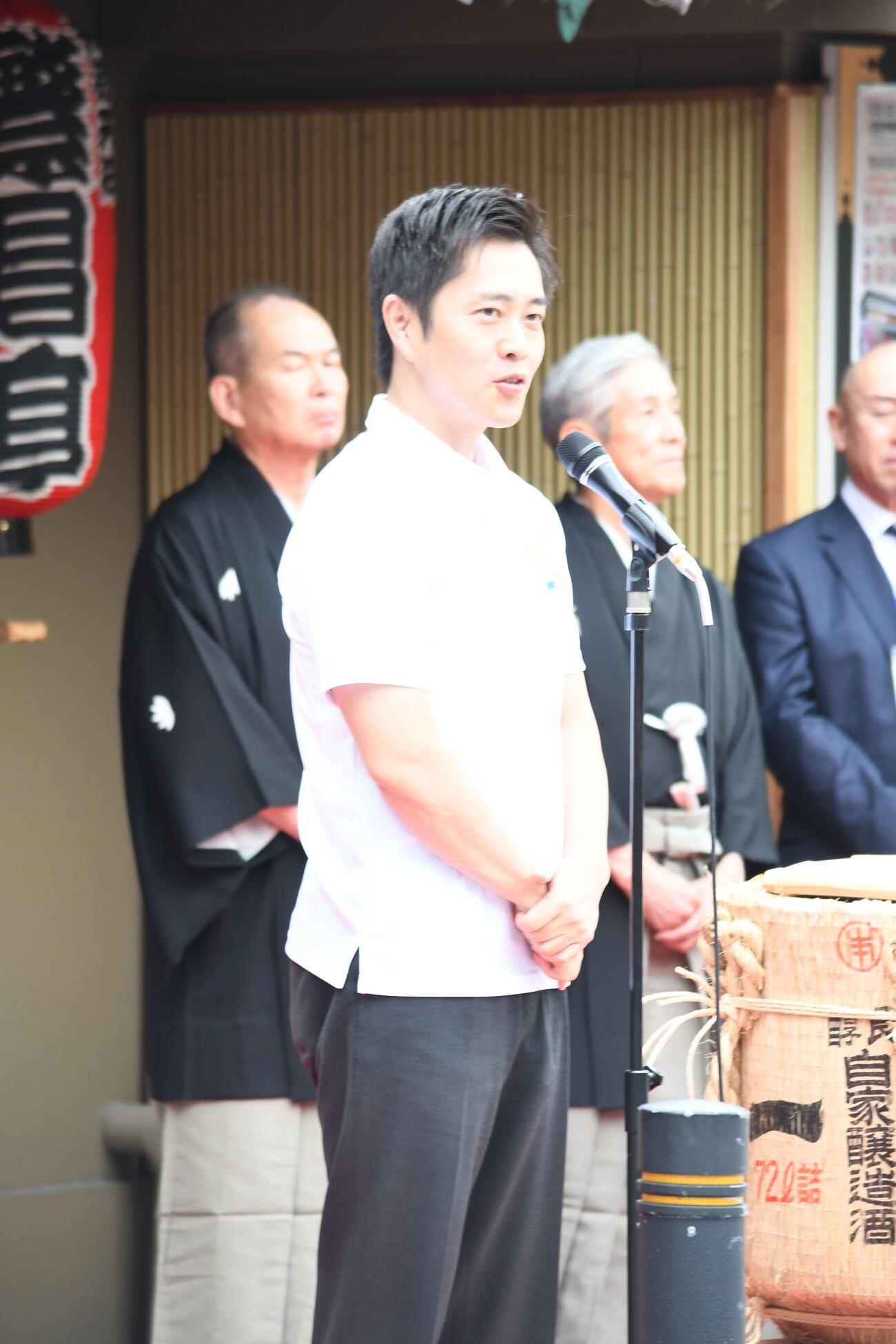 天満天神繁昌亭開場20周年記念鏡開きであいさつする吉村洋文大阪府知事（撮影・阪口孝志）