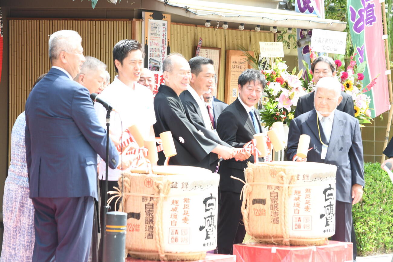 天満天神繁昌亭開場20周年記念鏡開きに参加した笑福亭仁智（写真中央）ら（撮影・阪口孝志）