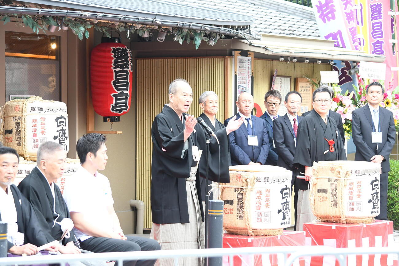 天満天神繁昌亭開場20周年記念鏡開きであいさつする笑福亭仁智（写真中央）（撮影・阪口孝志）