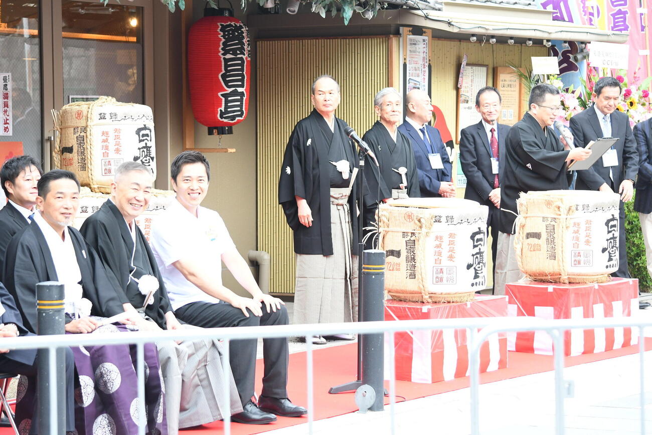 天満天神繁昌亭開場20周年記念鏡開きに参加した笑福亭仁智（写真中央）ら（撮影・阪口孝志）