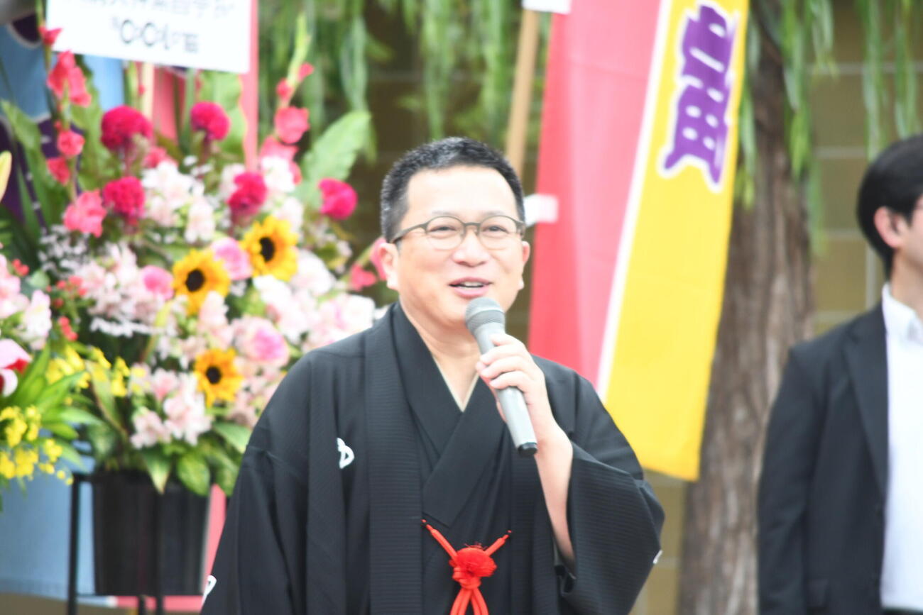 天満天神繁昌亭開場20周年記念鏡開きで司会を務めた桂吉弥（撮影・阪口孝志）