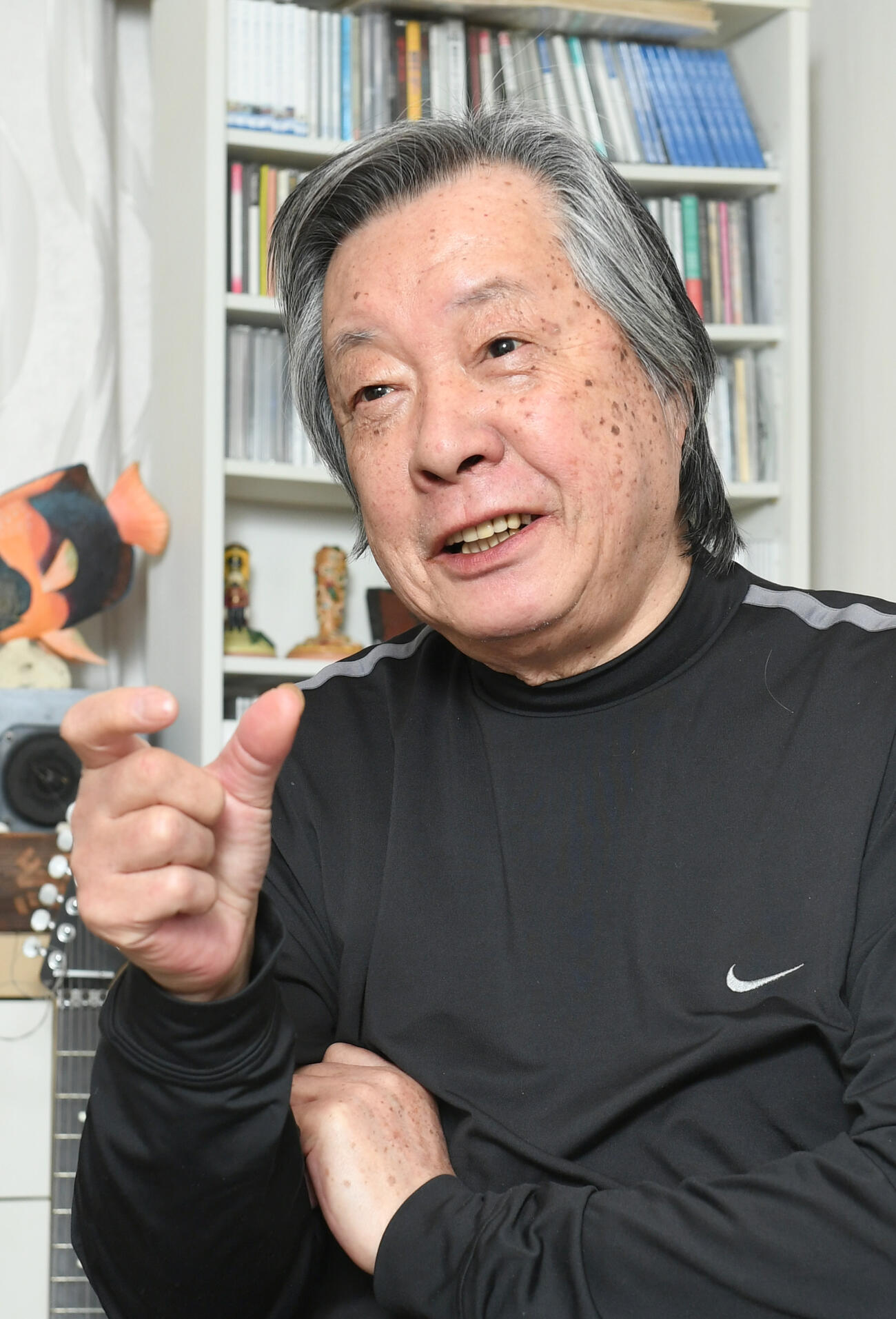 書斎でインタビューに答える、元ブルーコメッツの三原綱木さん（2019年撮影）
