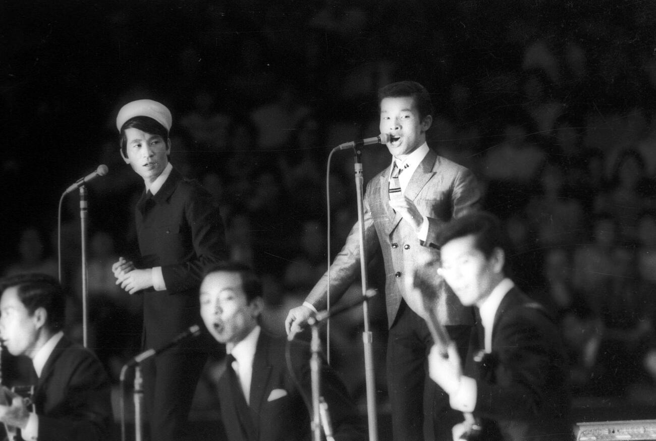 1966年、ザ・ビートルズ日本公演　前座で歌う内田裕也さん（左）と尾藤イサオ（右）、手前左からブルーコメッツの三原綱木さん、井上忠夫さん、高橋健二さん