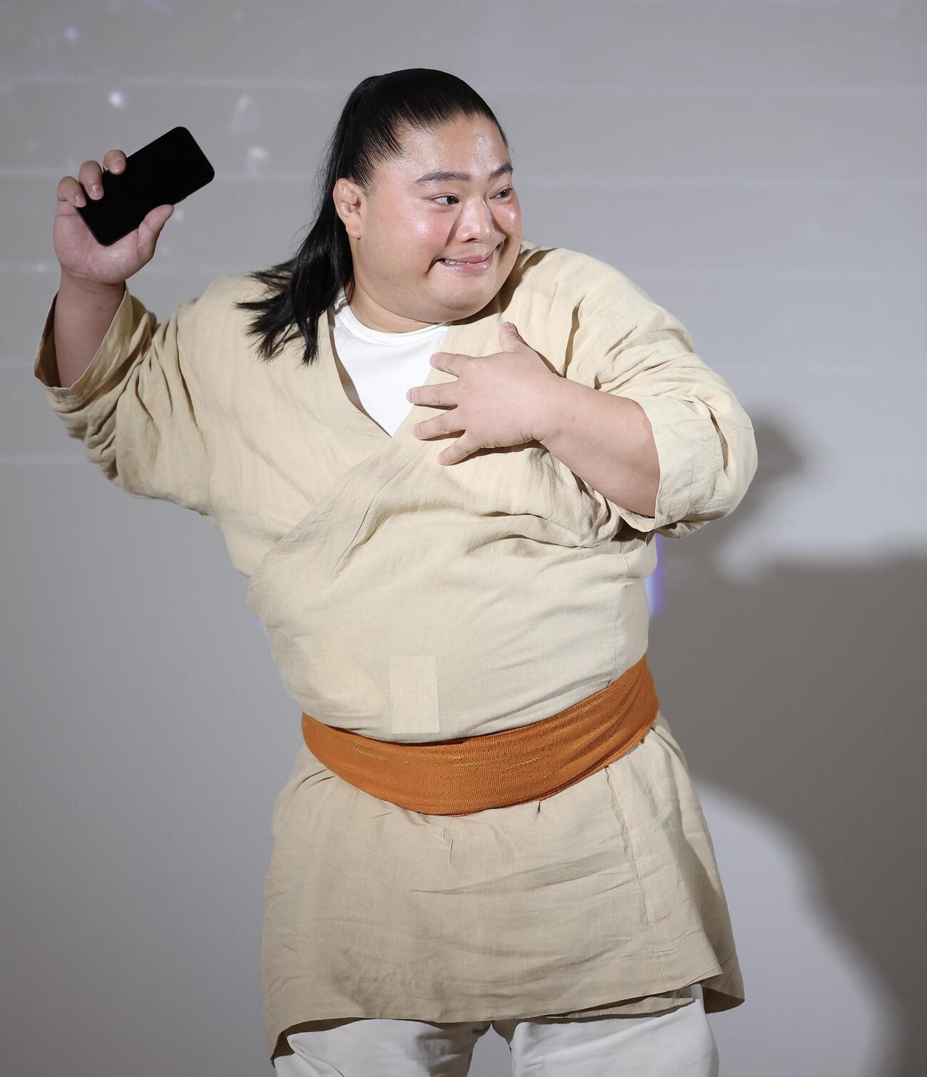 あいさつする富栄ドラム（撮影・河田真司）