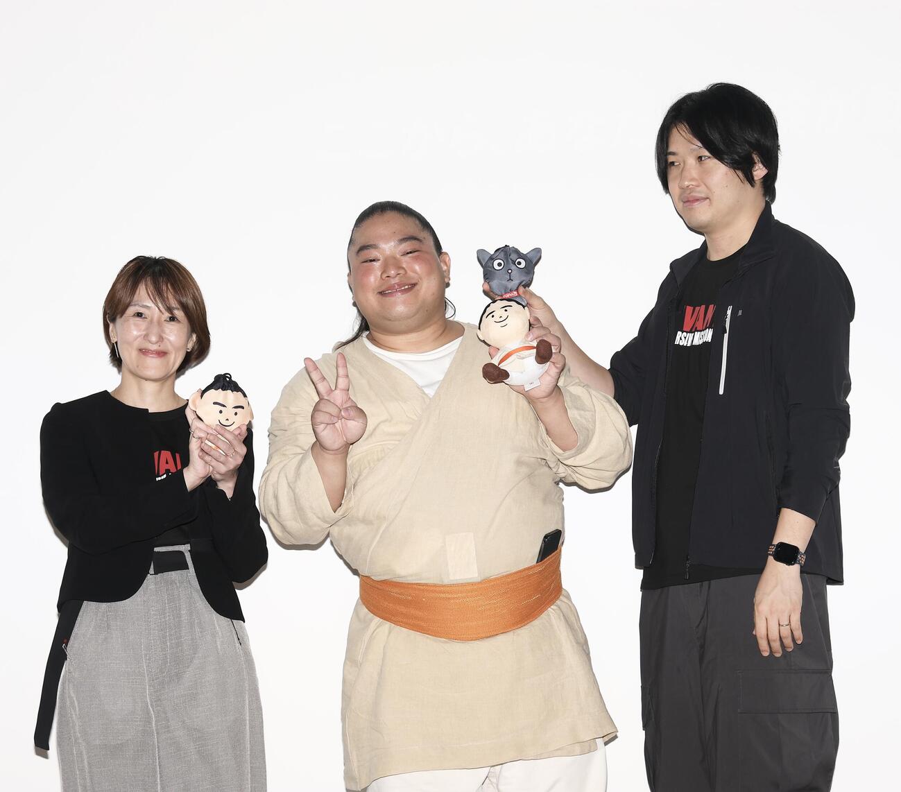 フォトセッションで写真に納まる、左から「VIVANT IMMERSIVE MISSION」実行委員会木村友香氏、富栄ドラム、宮崎陽平監督（撮影・河田真司）