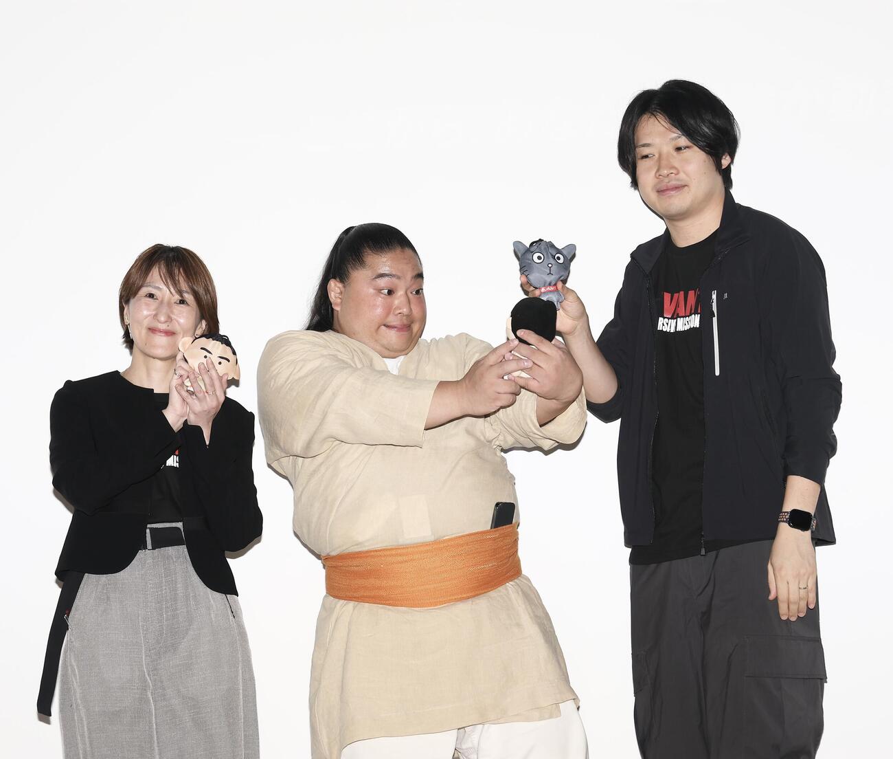 フォトセッションで写真に納まる、左から「VIVANT IMMERSIVE MISSION」実行委員会木村友香氏、富栄ドラム、宮崎陽平監督（撮影・河田真司）