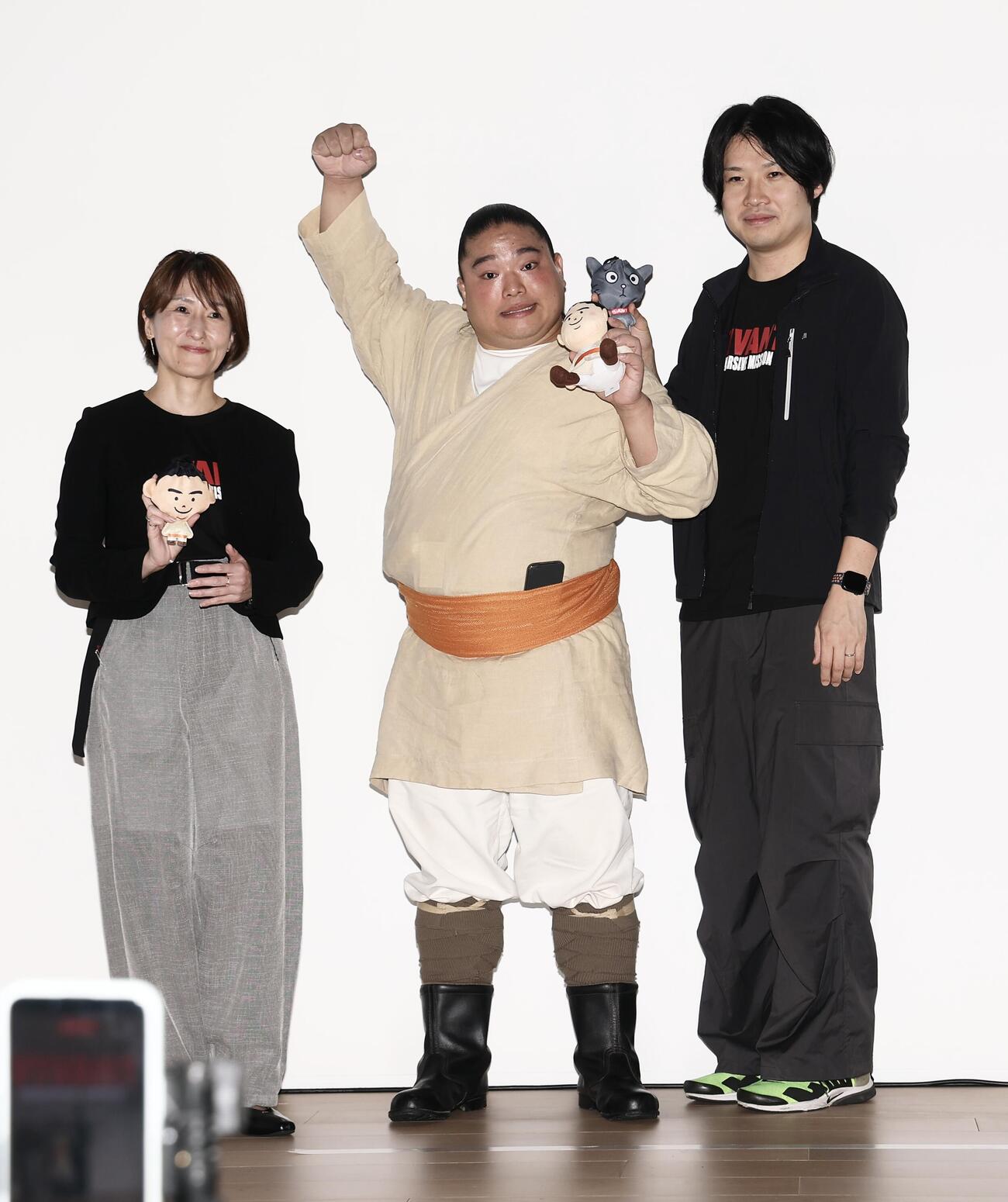 フォトセッションで写真に納まる、左から「VIVANT IMMERSIVE MISSION」実行委員会木村友香氏、富栄ドラム、宮崎陽平監督（撮影・河田真司）