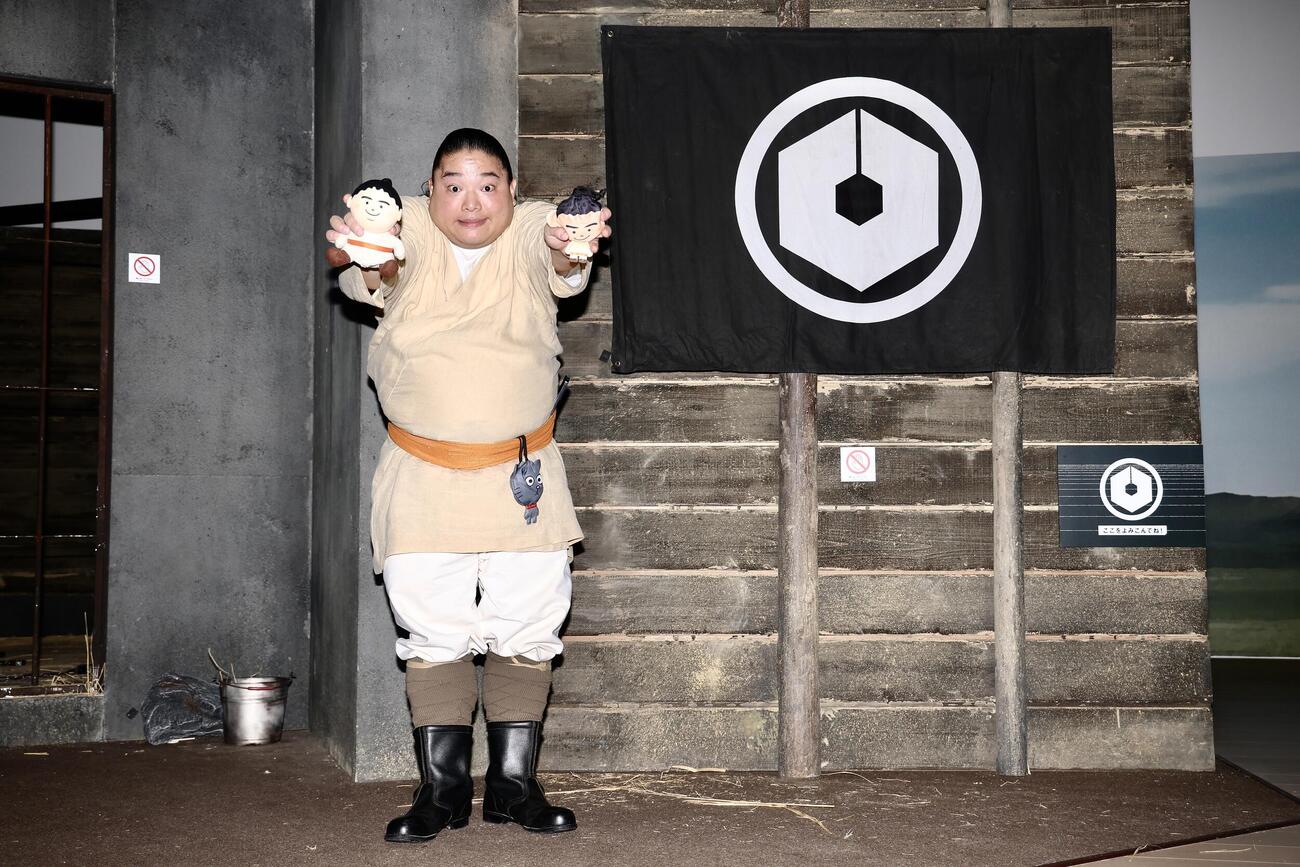 ポーズを決め写真に納まる富栄ドラム（撮影・河田真司）