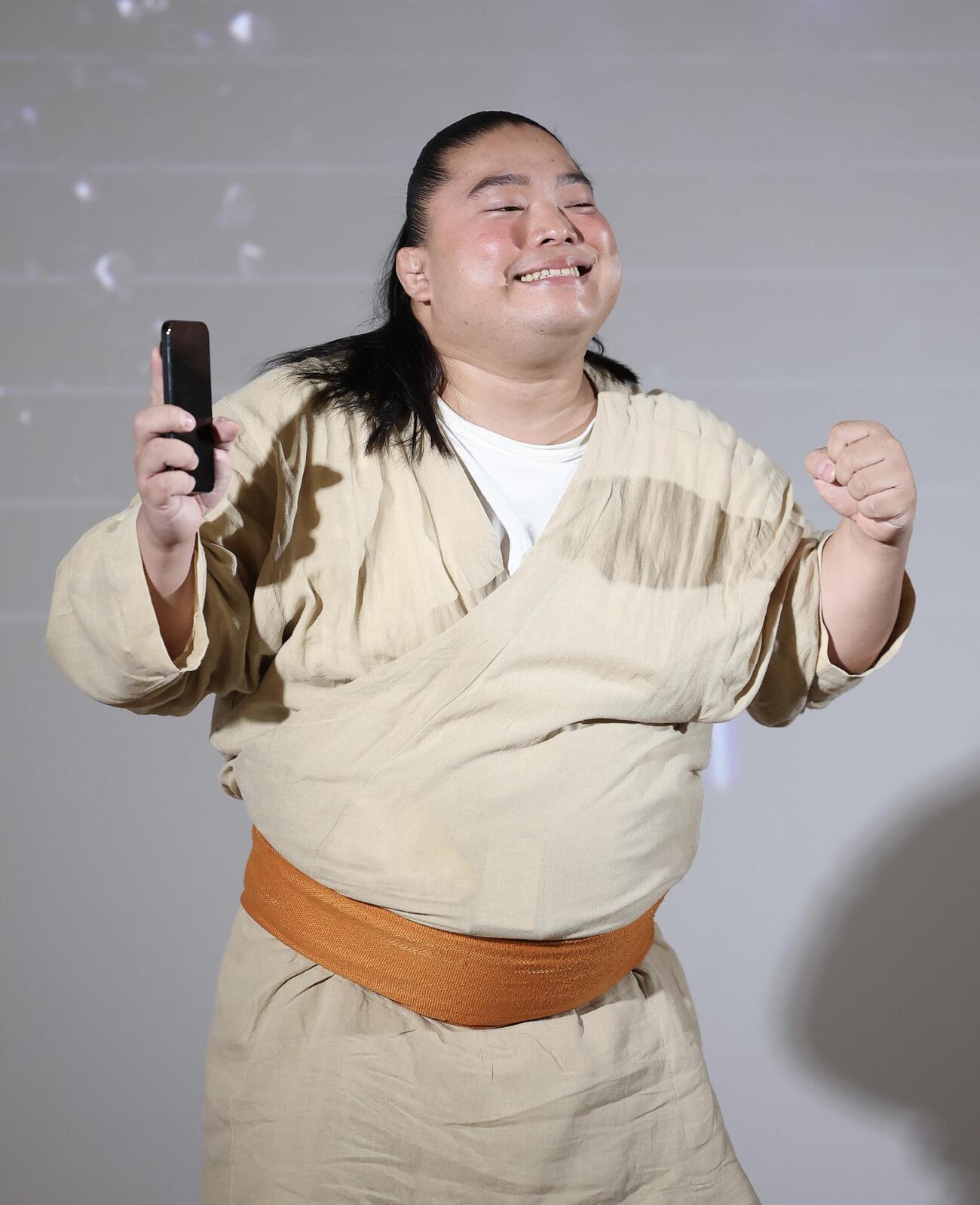 あいさつする富栄ドラム（撮影・河田真司）