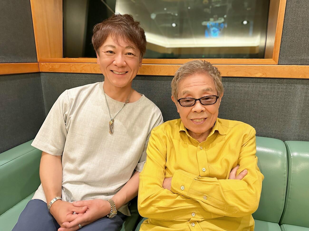 新曲「北の港」レコーディング時の北山たけし（左）と北島三郎