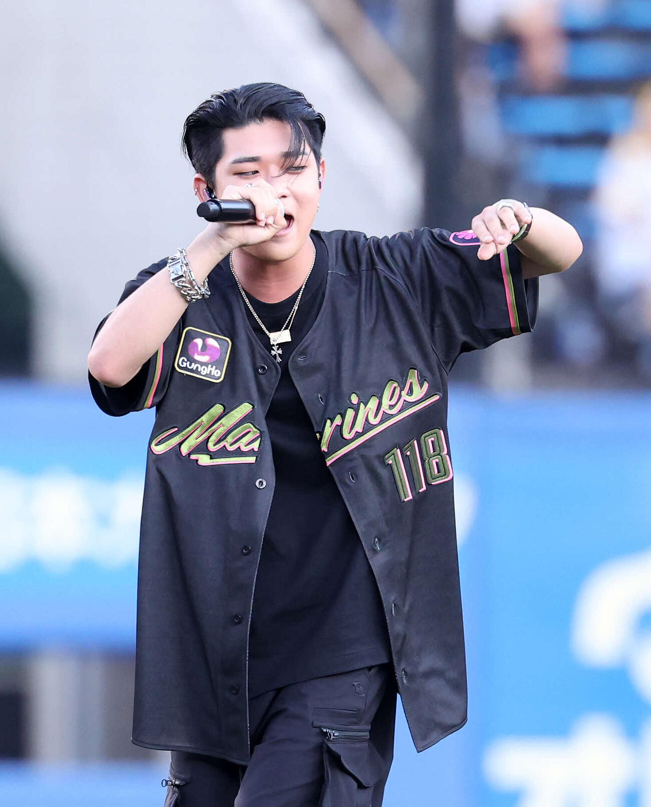 ロッテ対ソフトバンク　スペシャルライブで熱唱するedhiii boi（2024年8月撮影）