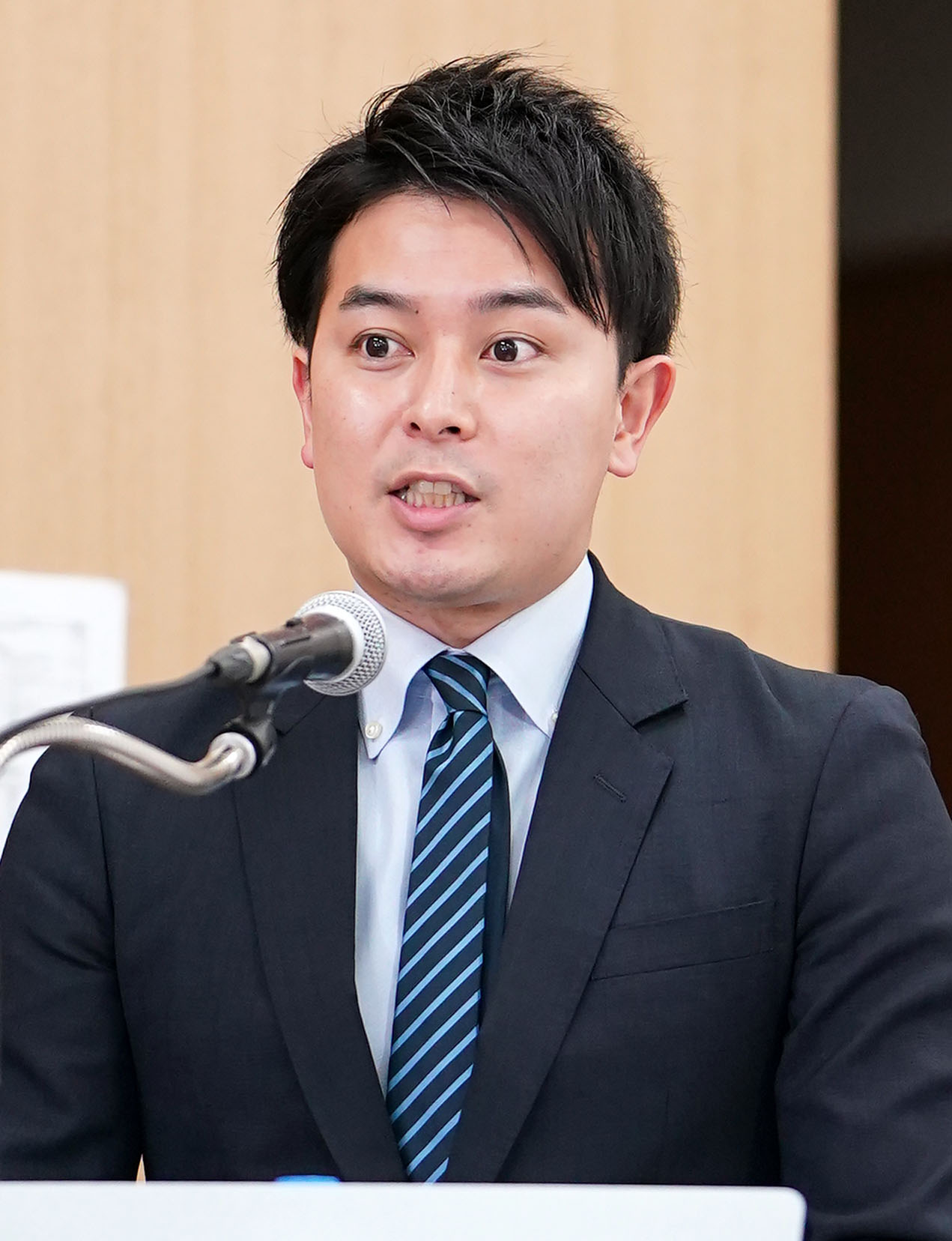 テレビ朝日の山崎弘喜アナウンサー（2023年4月撮影）