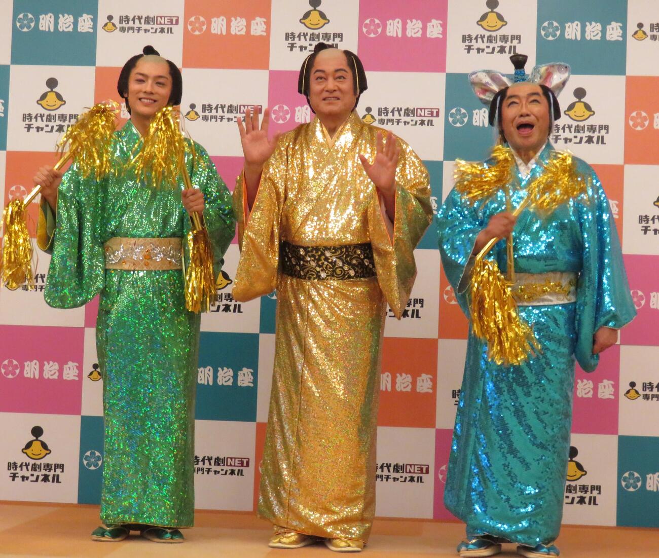 明治座舞台の初日公演を終えて記者会見を行った、左から辰巳ゆうと、松平健、コロッケ（撮影・松本久）