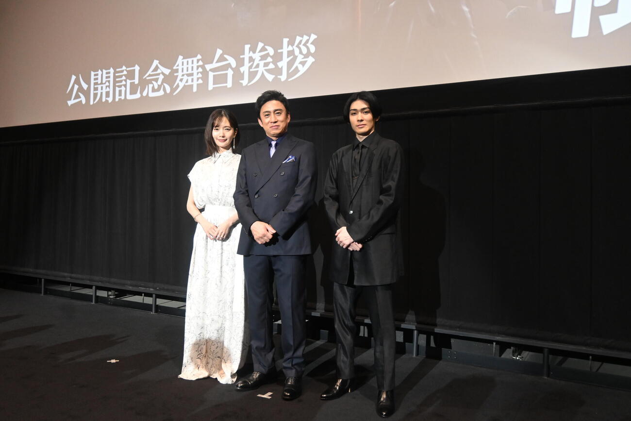 24年5月、劇場版「鬼平犯科帳　血闘」の公開記念舞台あいさつに登壇した左から中村ゆり、松本幸四郎、市川染五郎