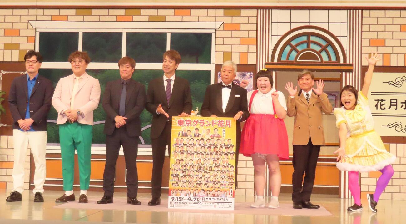 吉本興業の看板奇席「東京グランド花月」初日公演と取材会に登壇したテンダラーの白川悟実、浜本広晃ら