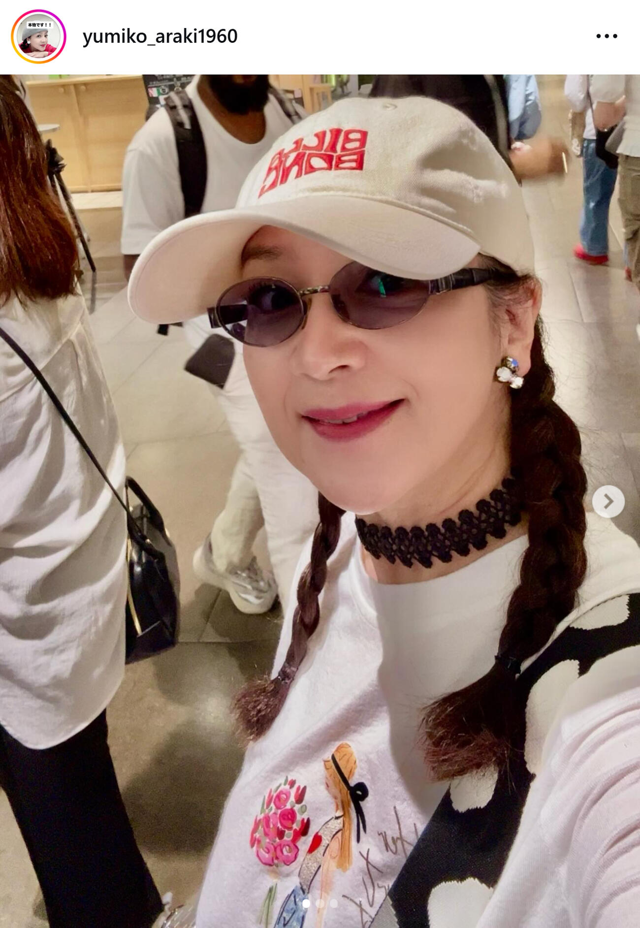キャップ姿の荒木由美子（荒木由美子のインスタグラムから）