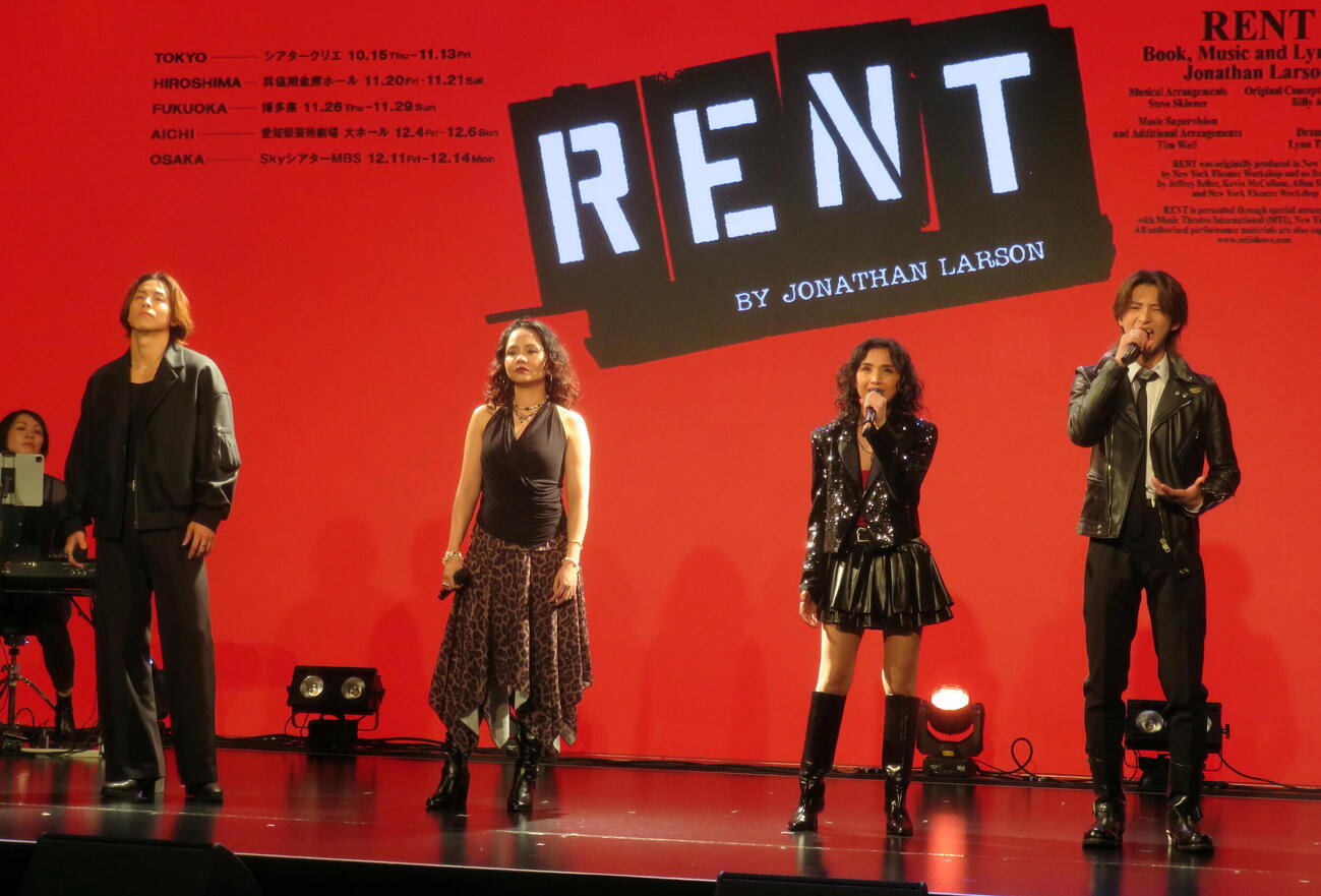 ミュージカル「RENT」製作発表記者会見で熱唱する左からRIKU、遥海、Beverly（撮影・鎌田直秀）