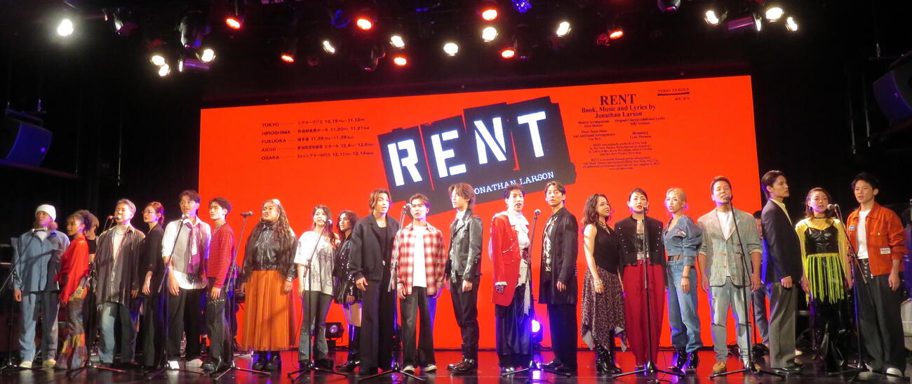 ミュージカル「RENT」製作発表記者会見で歌う出演者。左から聖司朗、Miai、KATSUHIRO、塚本直、加藤潤一、髙橋颯、COLINA、住田愛子、Beverly、RIKU、鈴木福、木原瑠生、坂口涼太郎、石井一彰、遥海、宮本美季、KIMIKA、吉岡悠歩、秋沢健太朗、田村凌大（撮影・鎌田直秀）