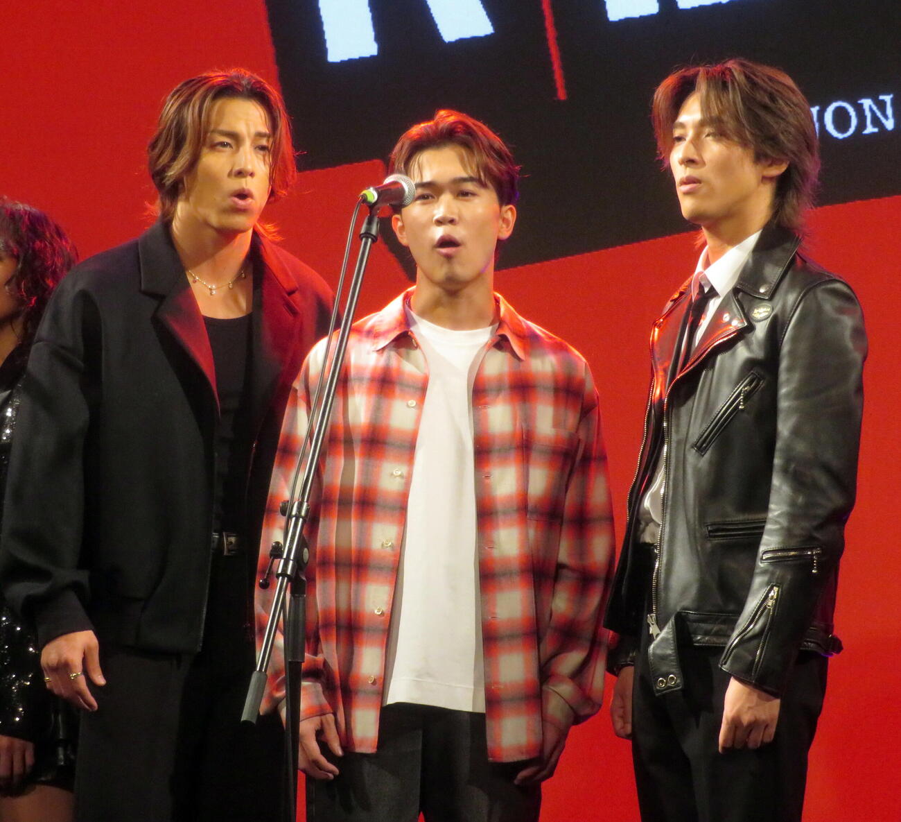 ミュージカル「RENT」製作発表記者会見で熱唱する左からRIKU、鈴木福、木原瑠生（撮影・鎌田直秀）