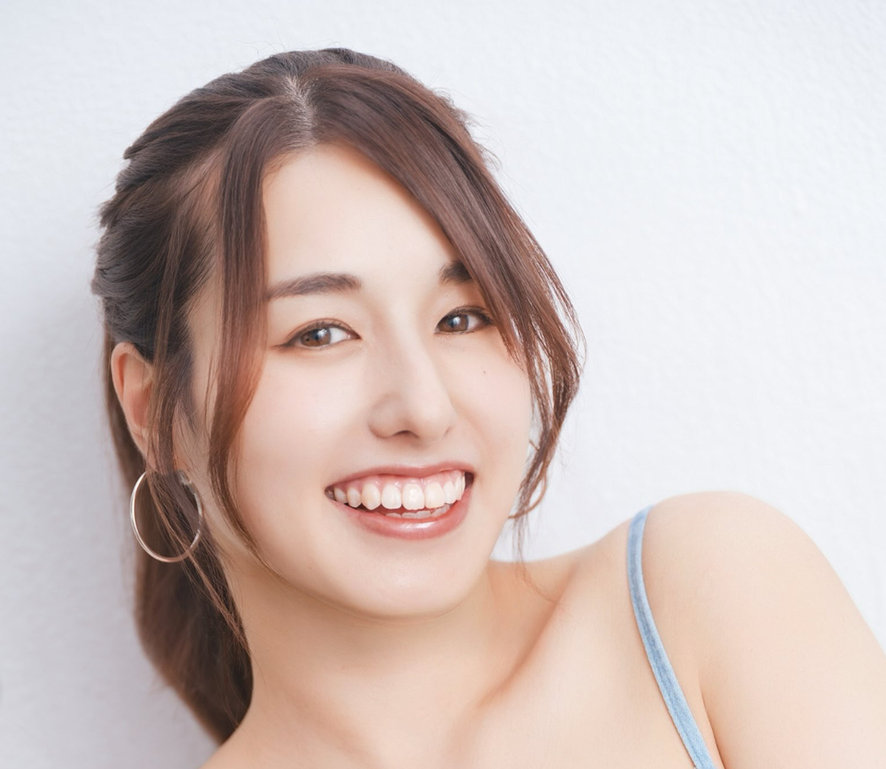 限界ギリギリキャミ姿を披露した小山玲奈（小山玲奈のインスタグラムから）