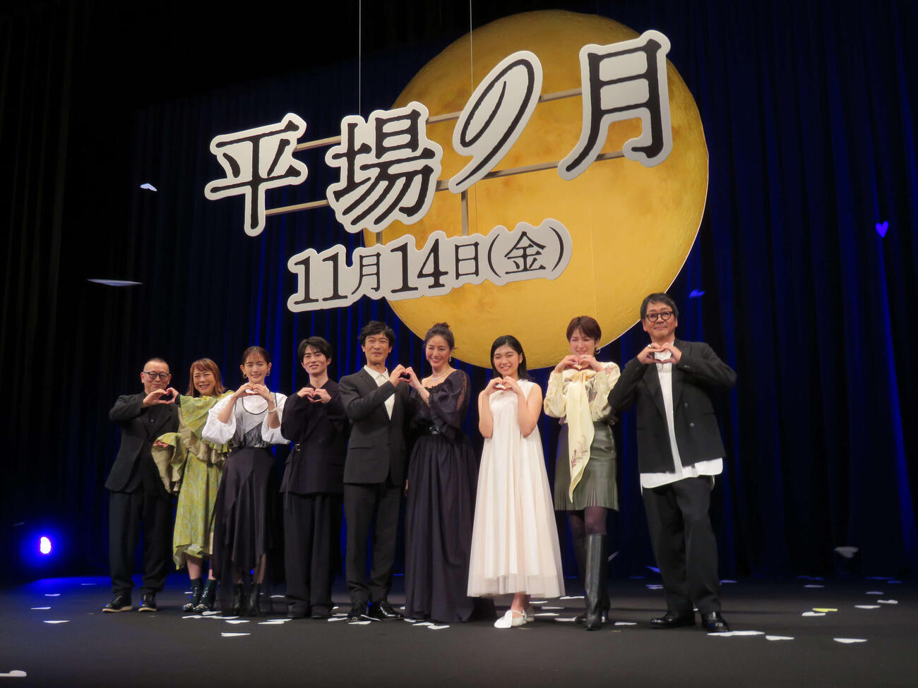 映画「平場の月」完成披露試写会に登壇した、中村ゆりさん（左から3人目）、井川遥（左から6人目）ら出演者（2025年10月撮影）
