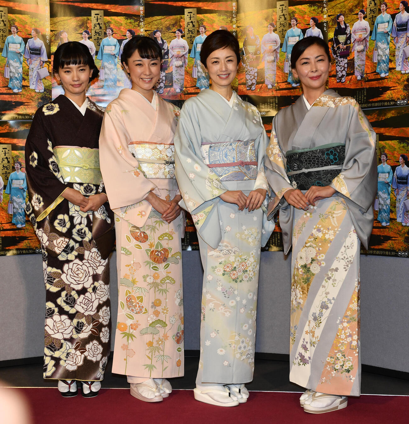 ドラマ「平成細雪」の会見で記念撮影に納まる、左から中村ゆりさん、伊藤歩、高岡早紀、中山美穂さん（2017年12月撮影）