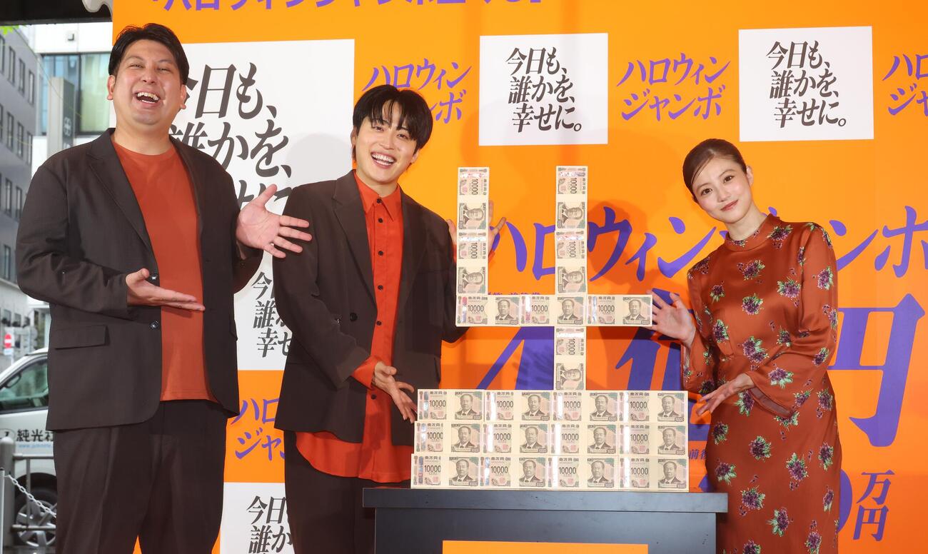 宝くじ発売イベントに参加した、左からレインボーのジャンボたかお、池田直人、今田美桜（撮影・中島郁夫）