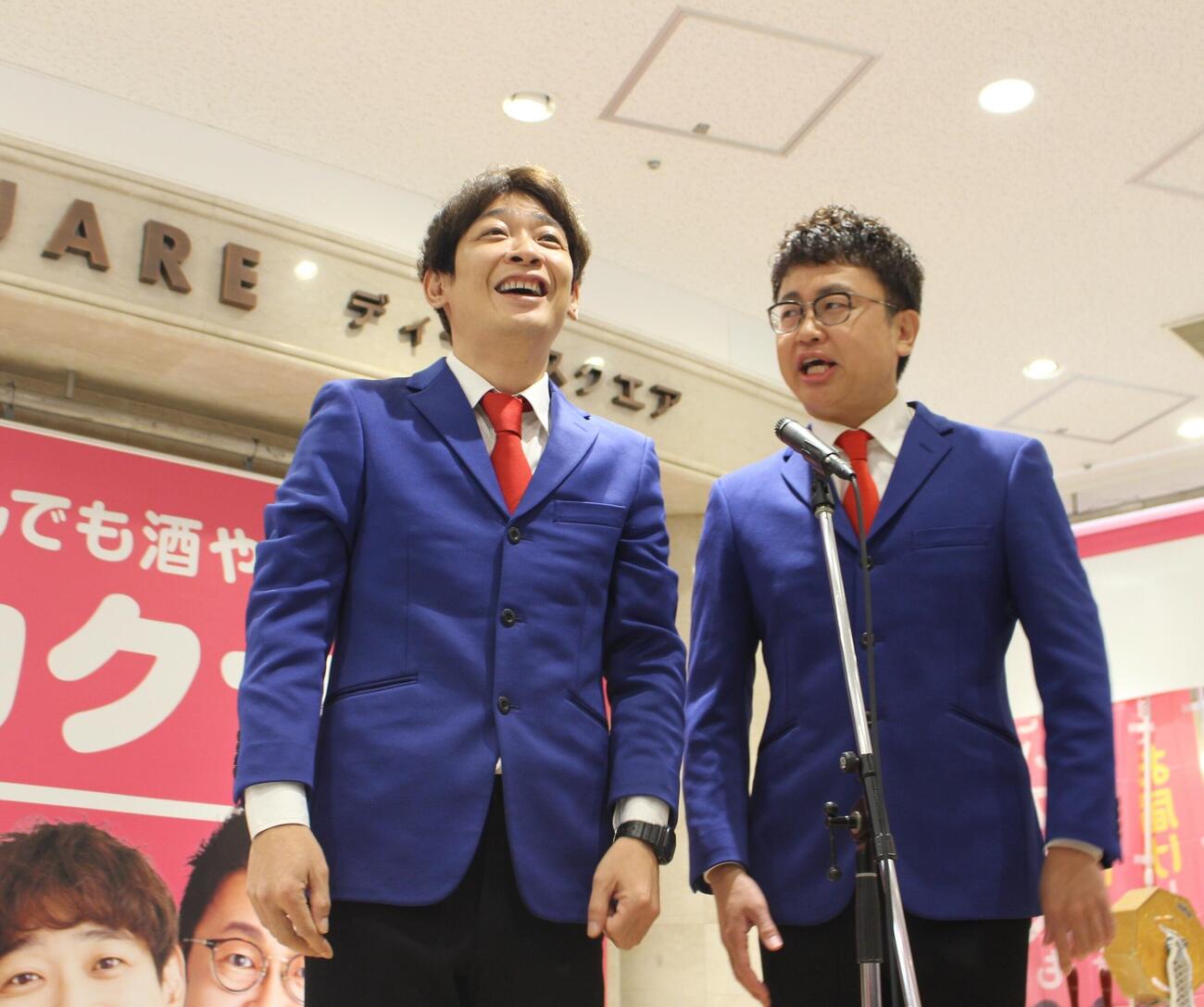 初めてのCMに起用された「カクヤス」のイベントに参加した銀シャリ。鰻和弘（左）と橋本直