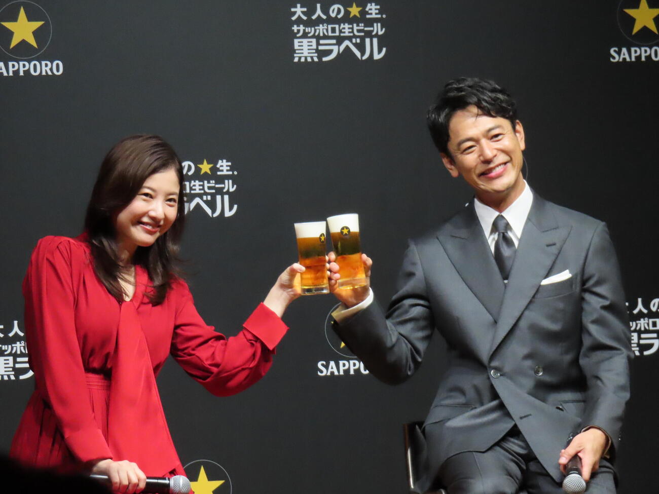 黒ラベルで乾杯する妻夫木聡（右）と吉高由里子（撮影・鎌田良美）