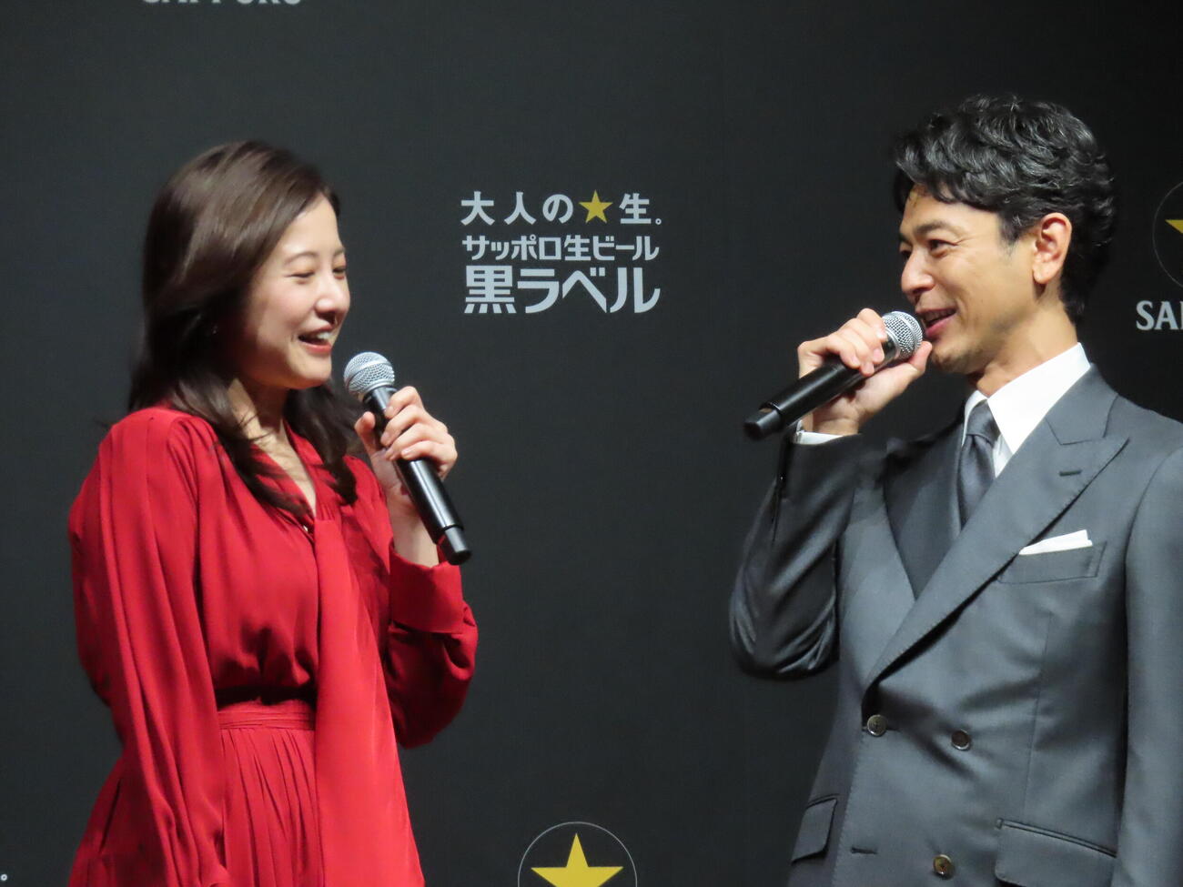 サッポロ生ビール黒ラベル新CM発表会に登壇した妻夫木聡（右）と吉高由里子（撮影・鎌田良美）