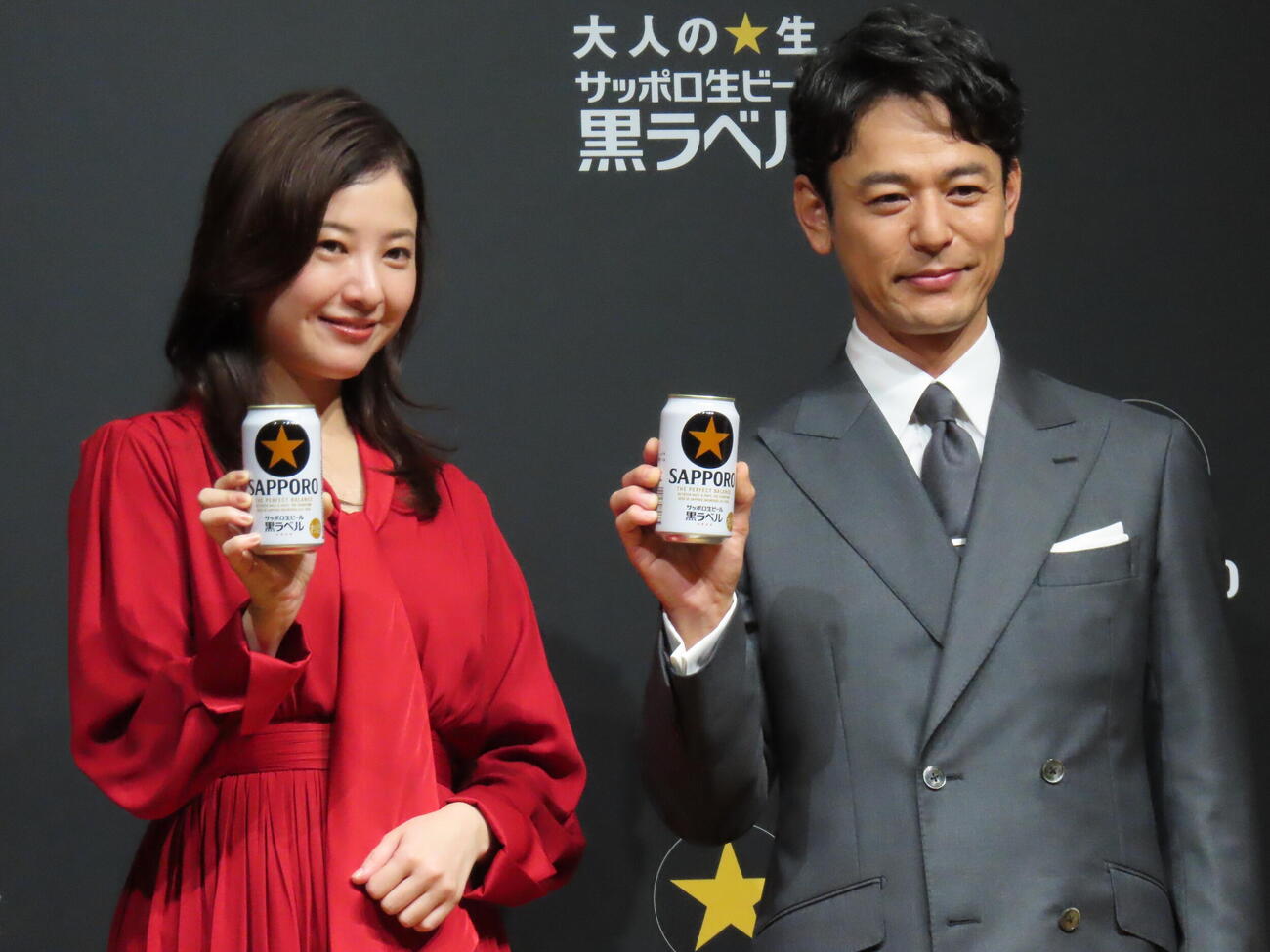 サッポロ生ビール黒ラベル新CM発表会に登壇した妻夫木聡（右）と吉高由里子（撮影・鎌田良美）
