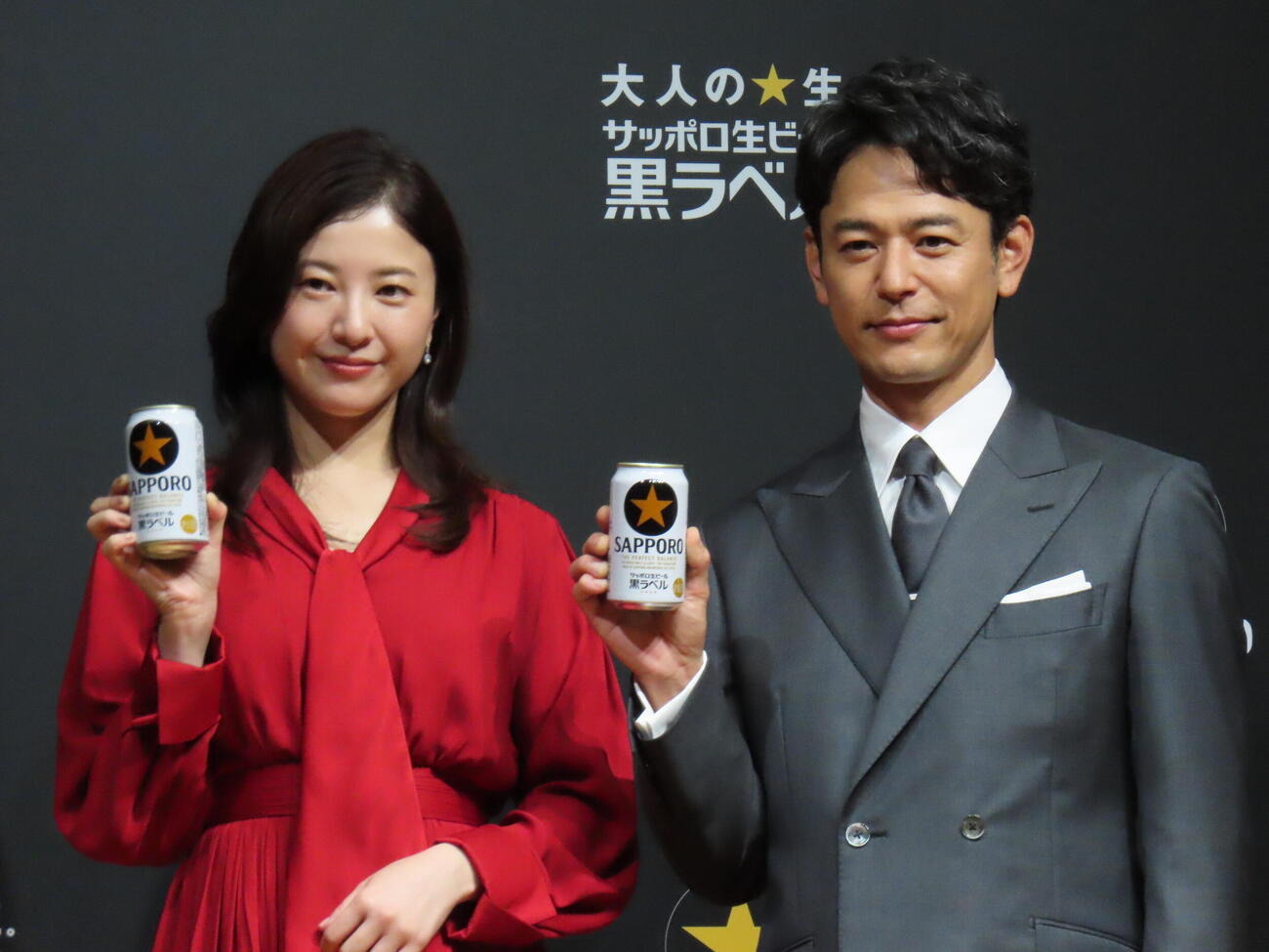 サッポロ生ビール黒ラベル新CM発表会に登壇した妻夫木聡（右）と吉高由里子（撮影・鎌田良美）