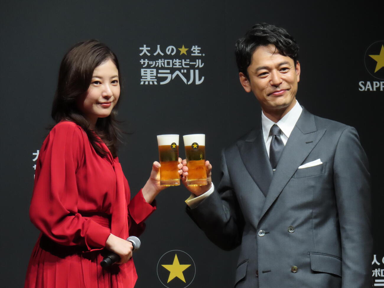 黒ラベルで乾杯する妻夫木聡（右）と吉高由里子（撮影・鎌田良美）