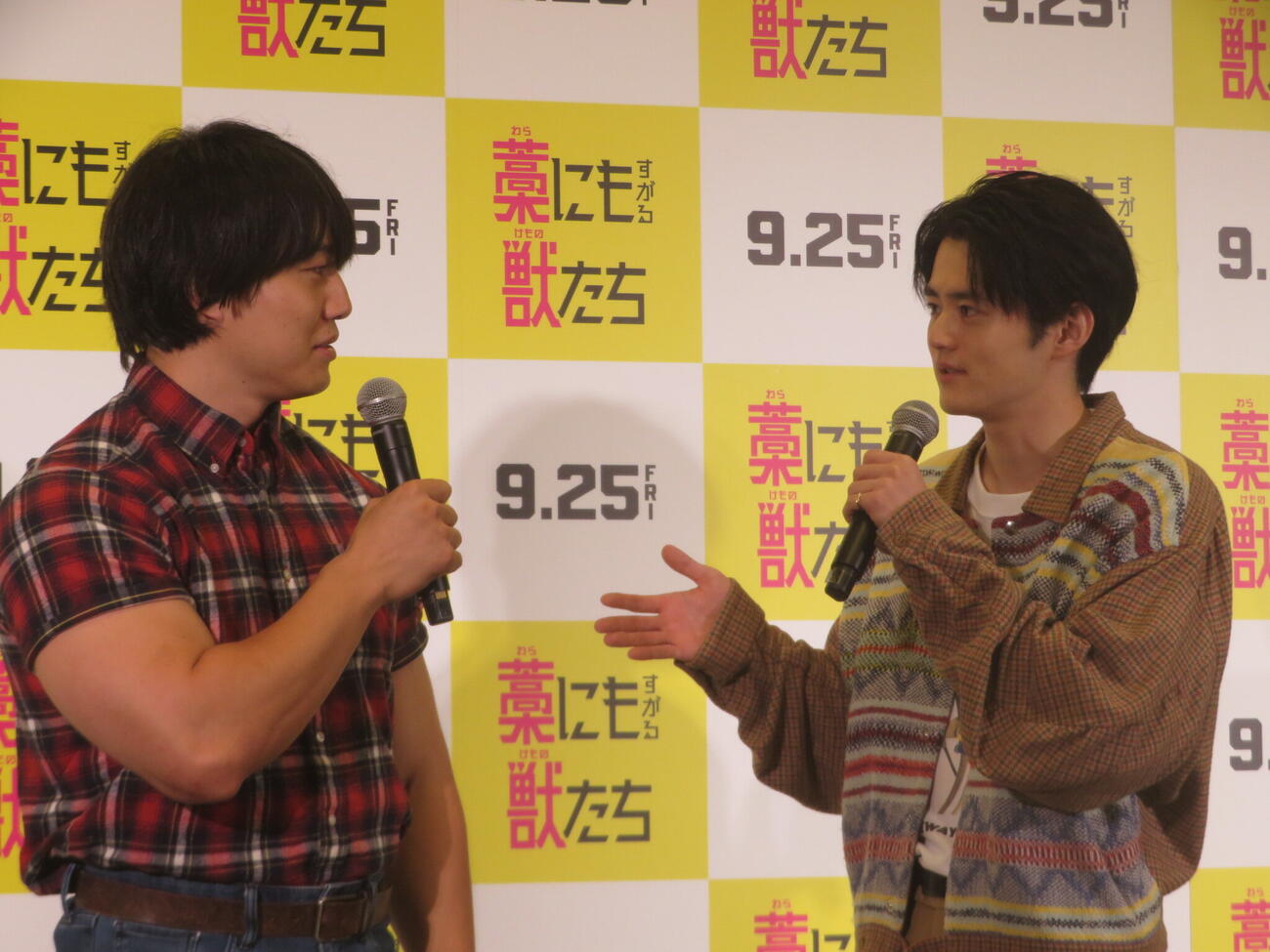 映画「藁にもすがる獣たち」大ヒット祈願イベントに出席した鈴鹿央士（右）と青木マッチョ（撮影・川田和博）