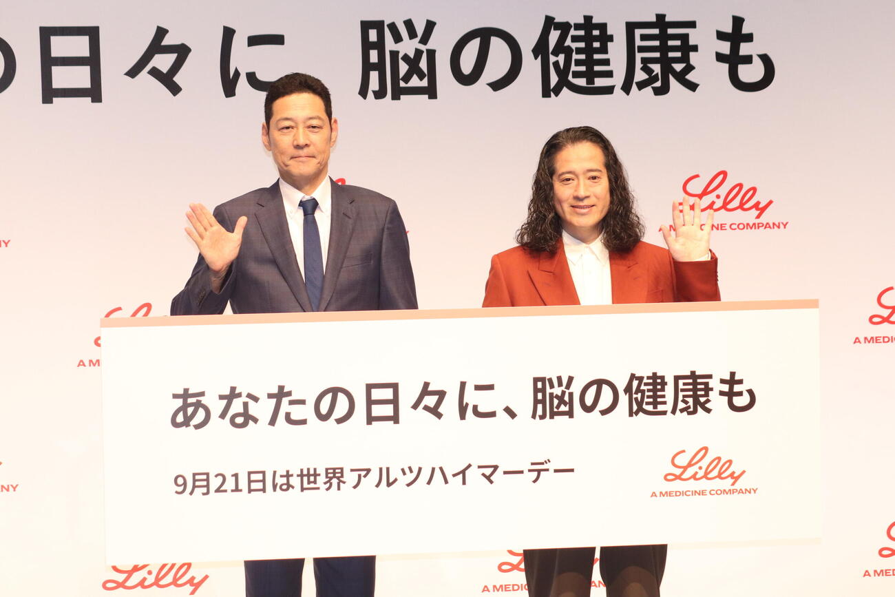 「あなたの日々に、脳の健康も」コンテスト作品発表会に出席した東野幸治（左）と又吉直樹