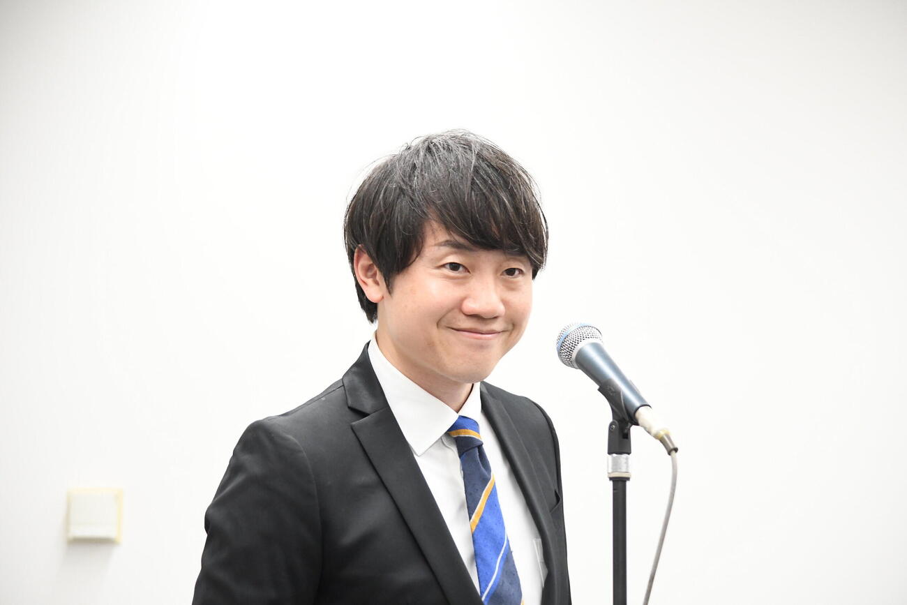秋の番組改編会見の司会を務めたABCの北村真平アナ（撮影・阪口孝志）