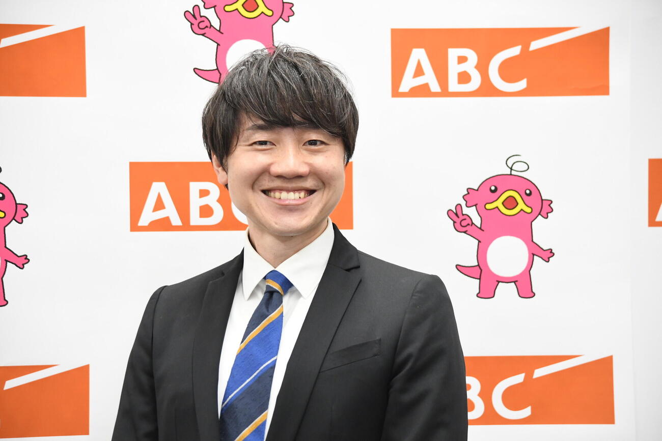 秋の番組改編会見の司会を務めたABCの北村真平アナ（撮影・阪口孝志）