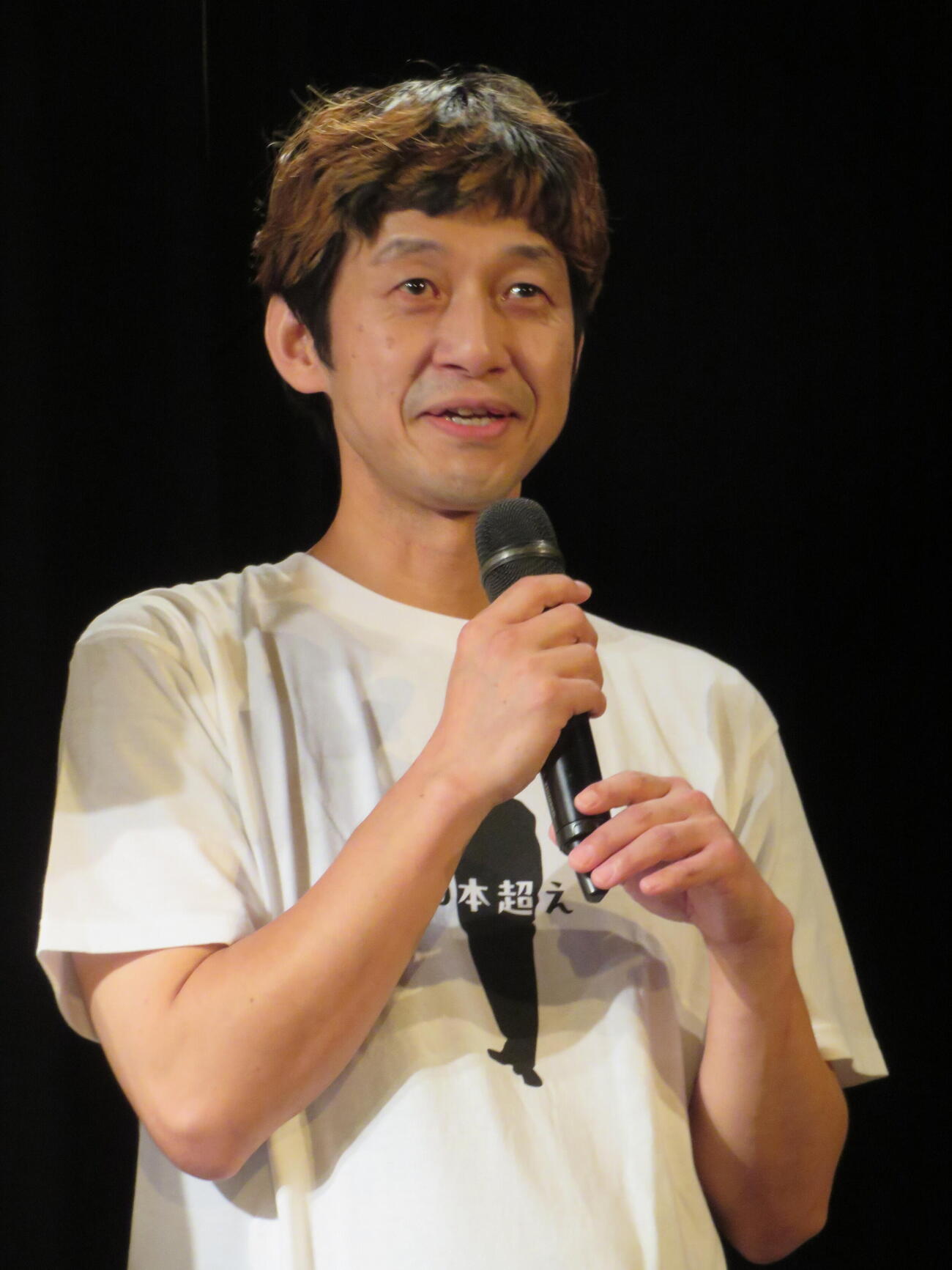 映画「あなたの息子ひき出します！」完成披露上映会と舞台あいさつに登壇した深川栄洋監督（撮影・村上幸将）　＃2026年9月16日、ユーロライブ、映画「あなたの息子ひき出します！」完成披露上映会と舞台あいさつ

