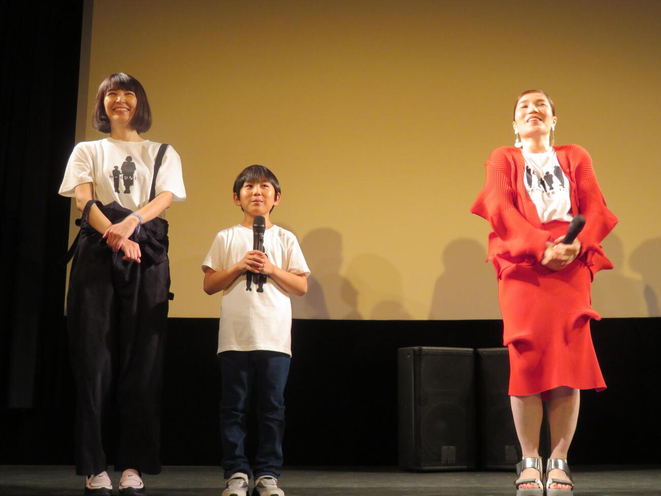 映画「あなたの息子ひき出します！」完成披露上映会と舞台あいさつに登壇した、左から宮澤美保、小野光南翔、平野ノラ（撮影・村上幸将）