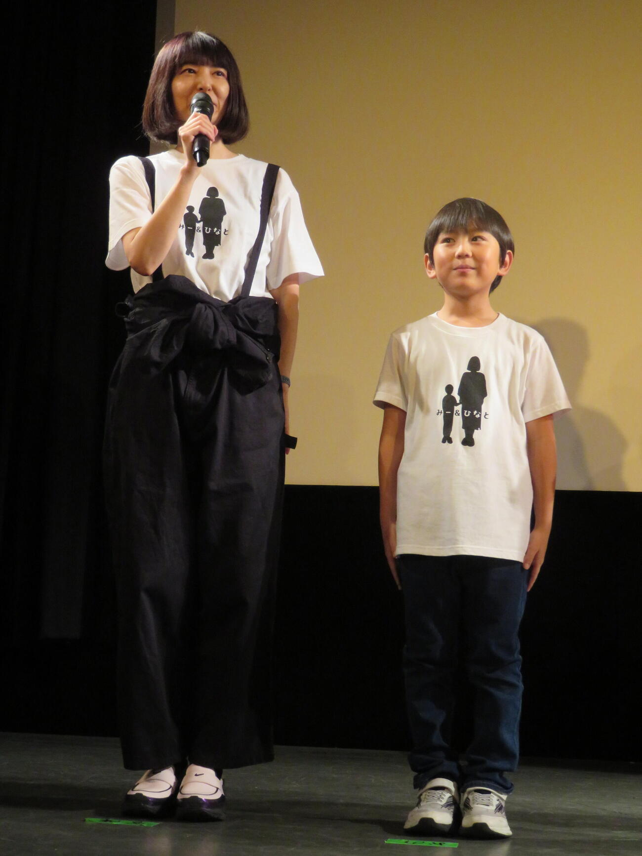 映画「あなたの息子ひき出します！」完成披露上映会と舞台あいさつに登壇した宮澤美保と小野光南翔（撮影・村上幸将）