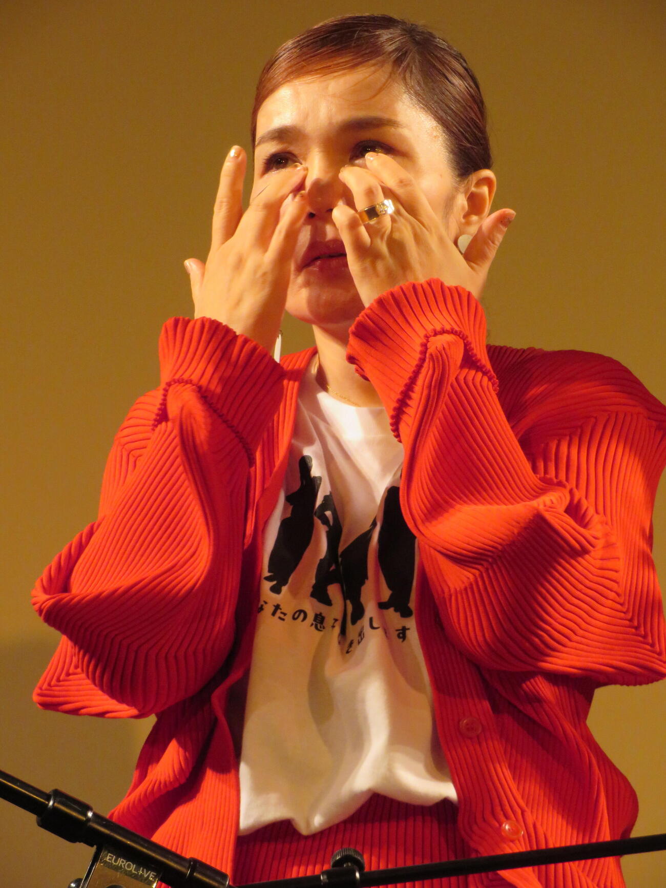 映画「あなたの息子ひき出します！」完成披露上映会と舞台あいさつdえ涙ぐむ平野ノラ撮影・村上幸将）