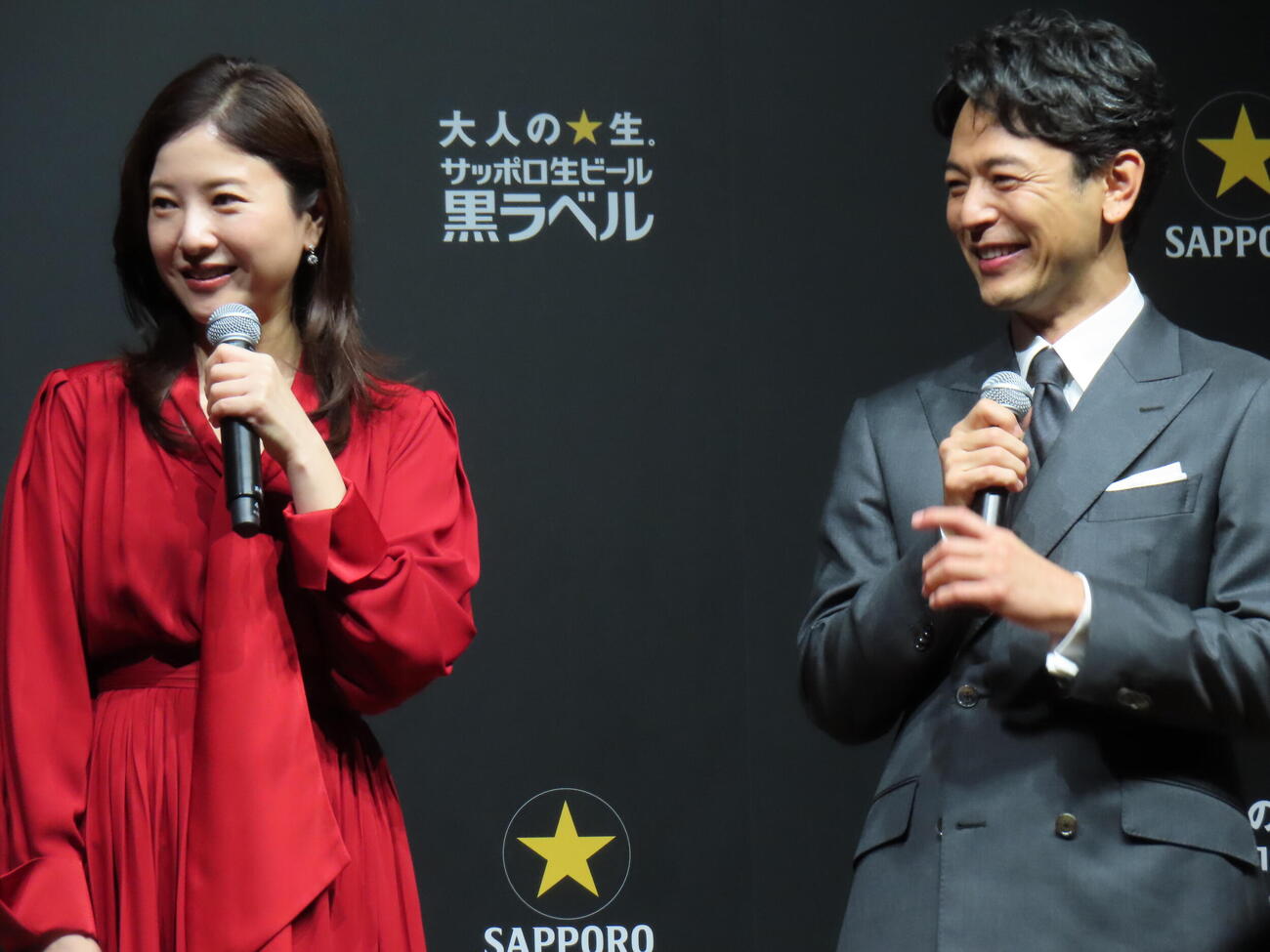 サッポロ生ビール黒ラベル新CM発表会に登壇した妻夫木聡（右）と吉高由里子（撮影・鎌田良美）