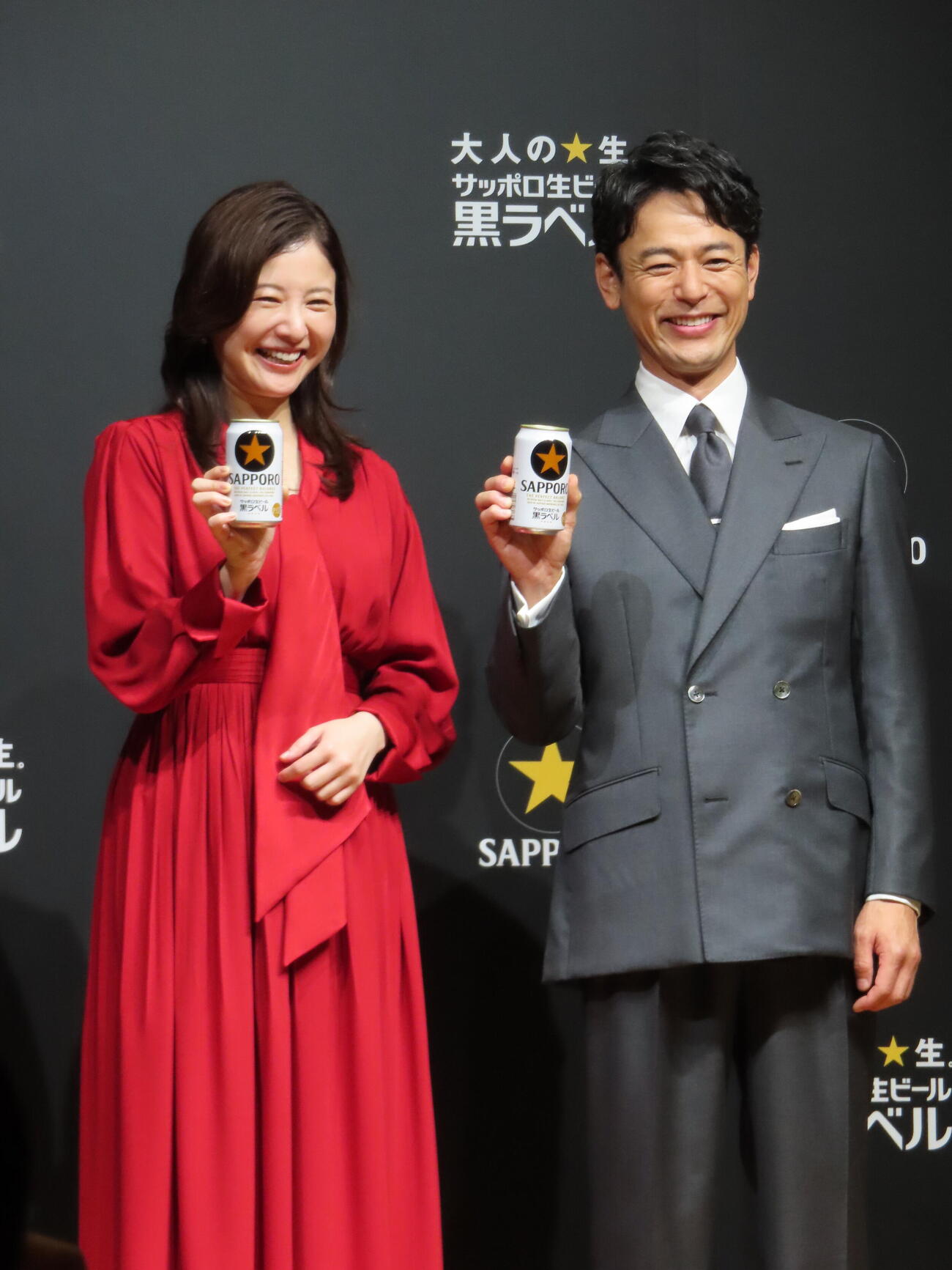 サッポロ生ビール黒ラベル新CM発表会に登壇した妻夫木聡（右）と吉高由里子（撮影・鎌田良美）