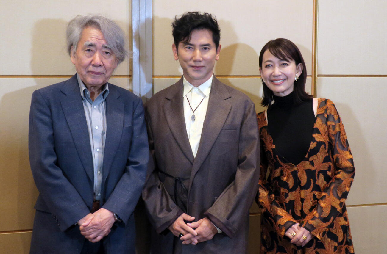 朗読劇「たとへば君　四十年の恋歌」合同取材会で。左から、永田和宏氏、本木雅弘、森口瑶子